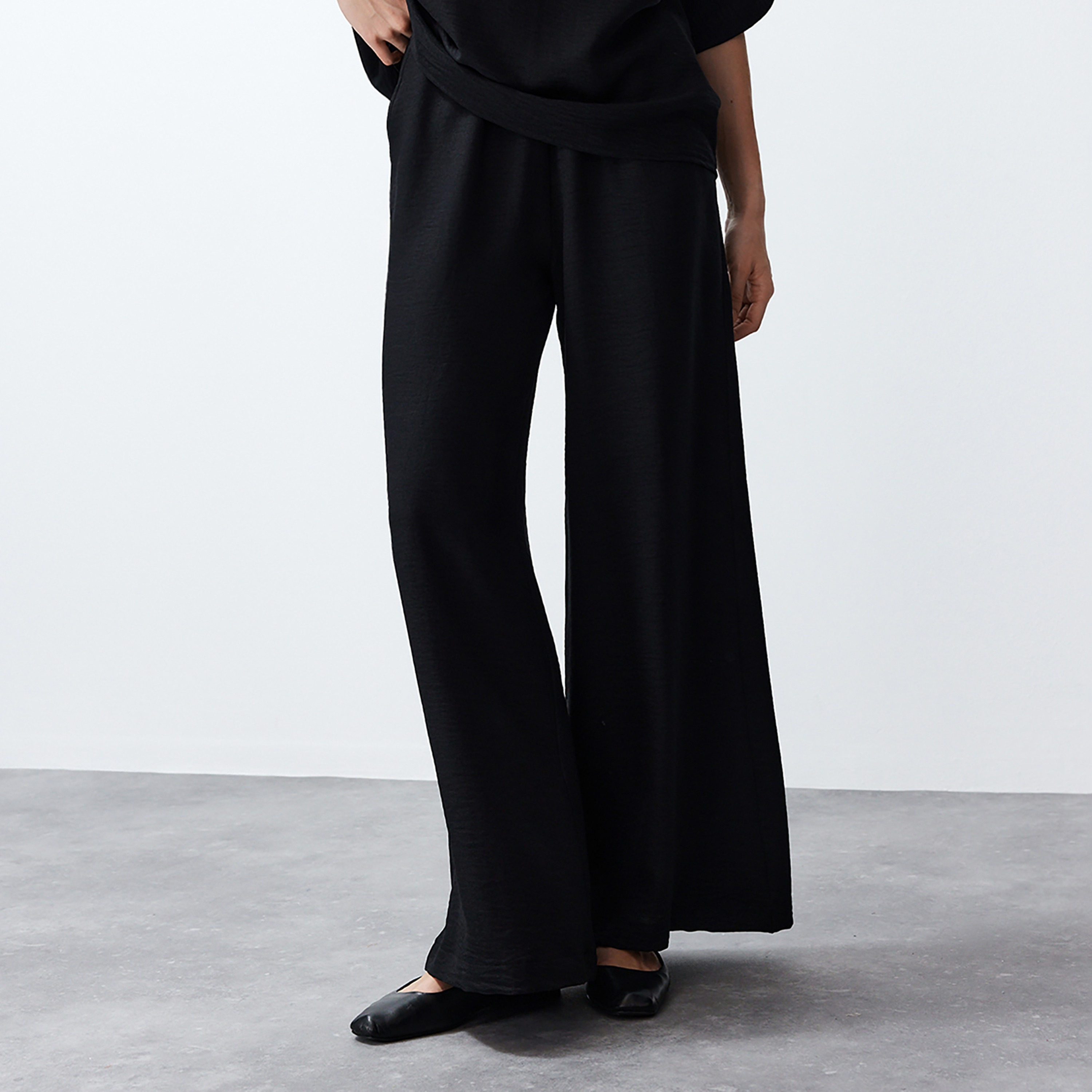 طقم توب وبنطلون حريمي أسود بملمس قطن من ترينديول ميلا-women-clothing-coordsets-image-4