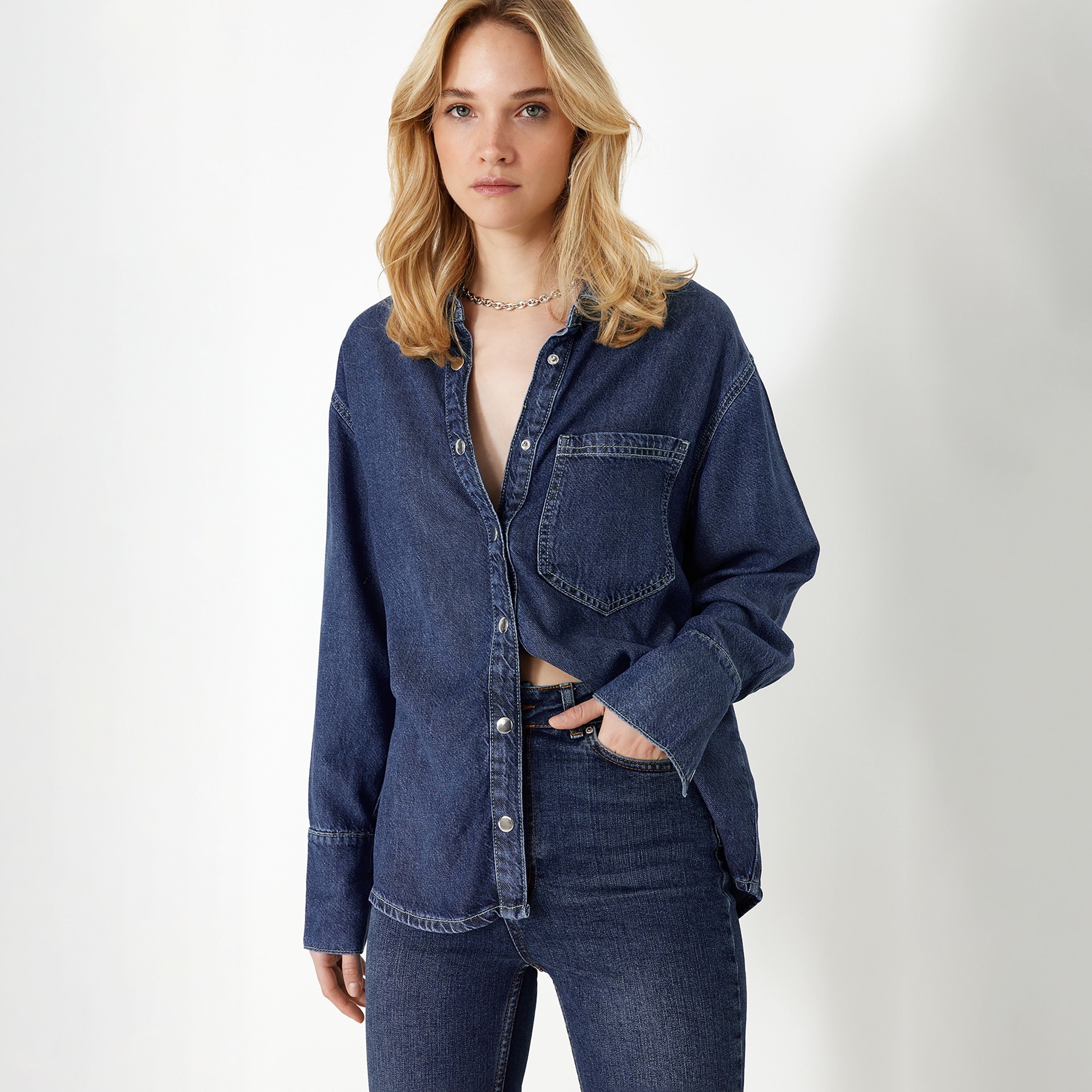 قميص حريمي أزرق بياقة وأكمام ساقطة من تريندyol ميلا-women-clothing-shirtsandblouses-shirts-image-1
