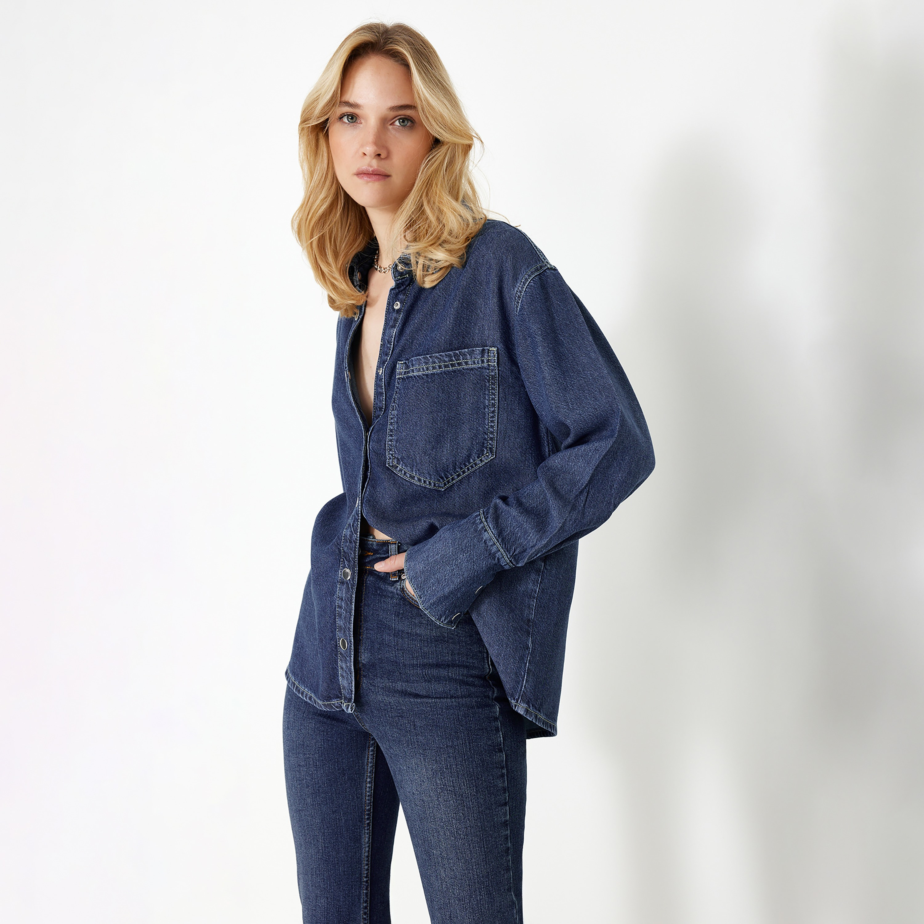 قميص حريمي أزرق بياقة وأكمام ساقطة من تريندyol ميلا-women-clothing-shirtsandblouses-shirts-image-4