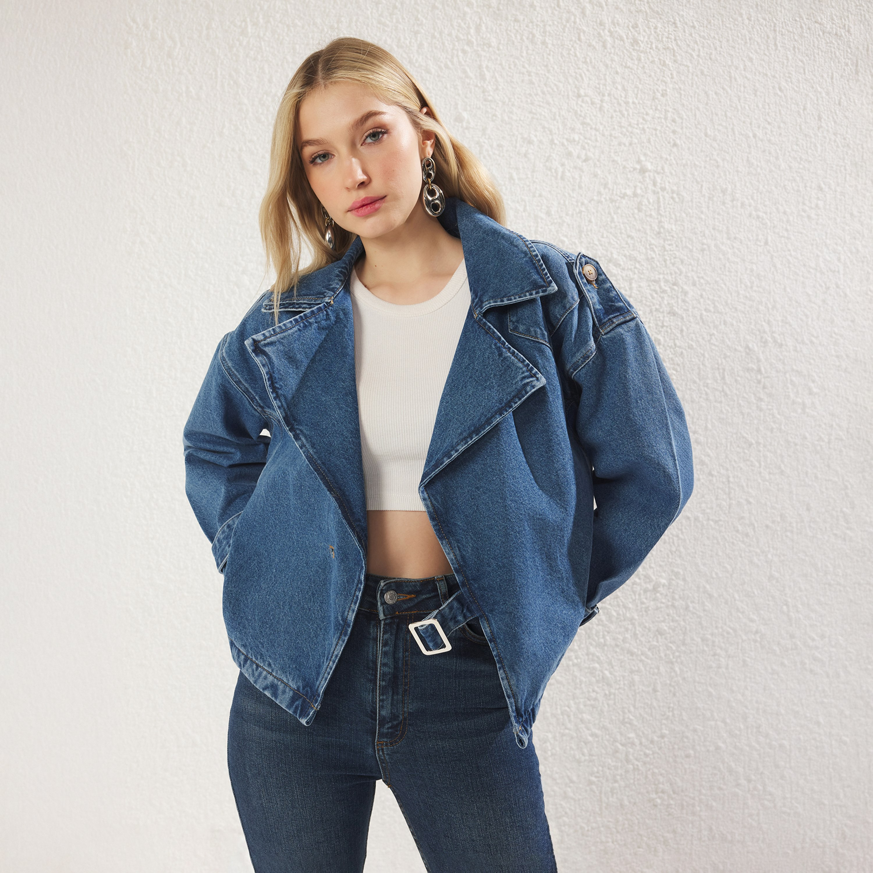 جاكيت جينز حريمي أزرق قطن بياقة مطوية وأكمام منسدلة من تريندyol ميلا-women-winterwear-coatsandjackets-jackets-image-1