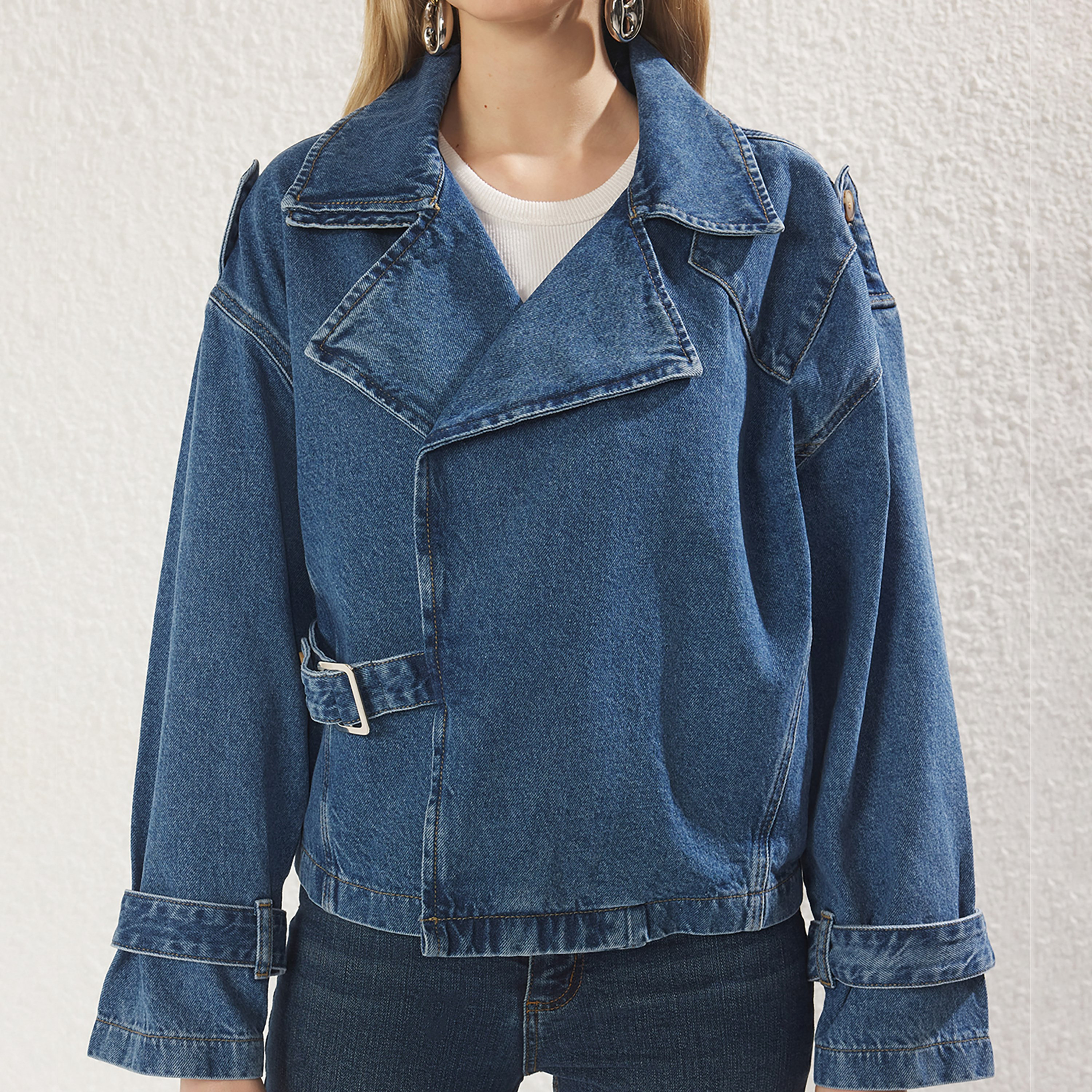 جاكيت جينز حريمي أزرق قطن بياقة مطوية وأكمام منسدلة من تريندyol ميلا-women-winterwear-coatsandjackets-jackets-image-3