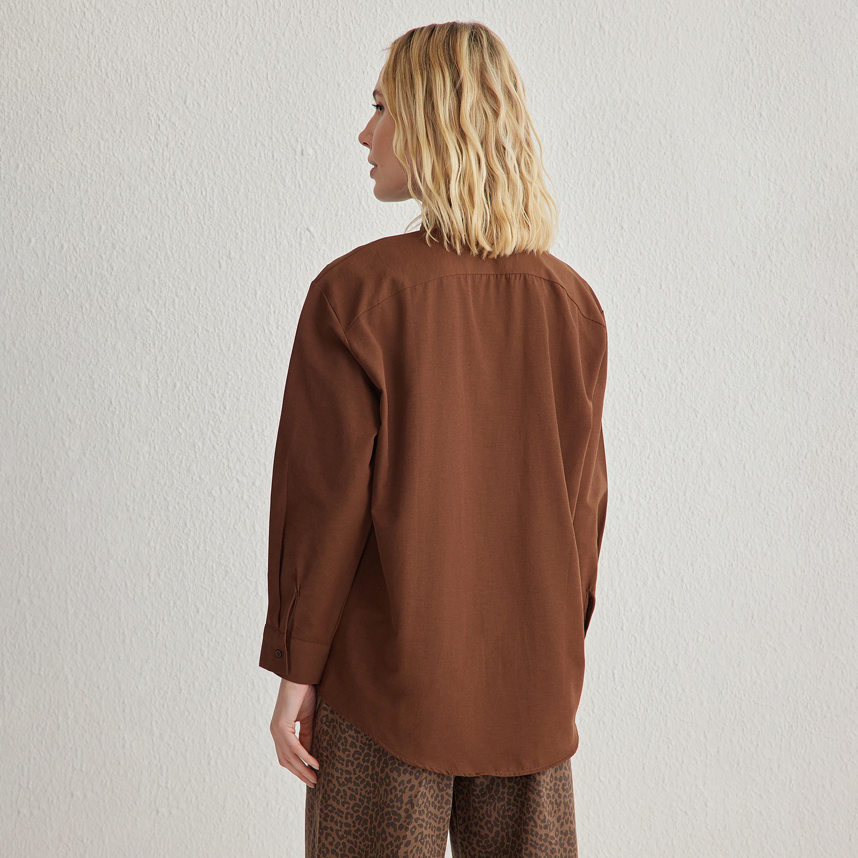 قميص حريمي بياقة مدببة وأكمام مسدلة من تريندyولميلا-women-clothing-shirtsandblouses-shirts-image-3