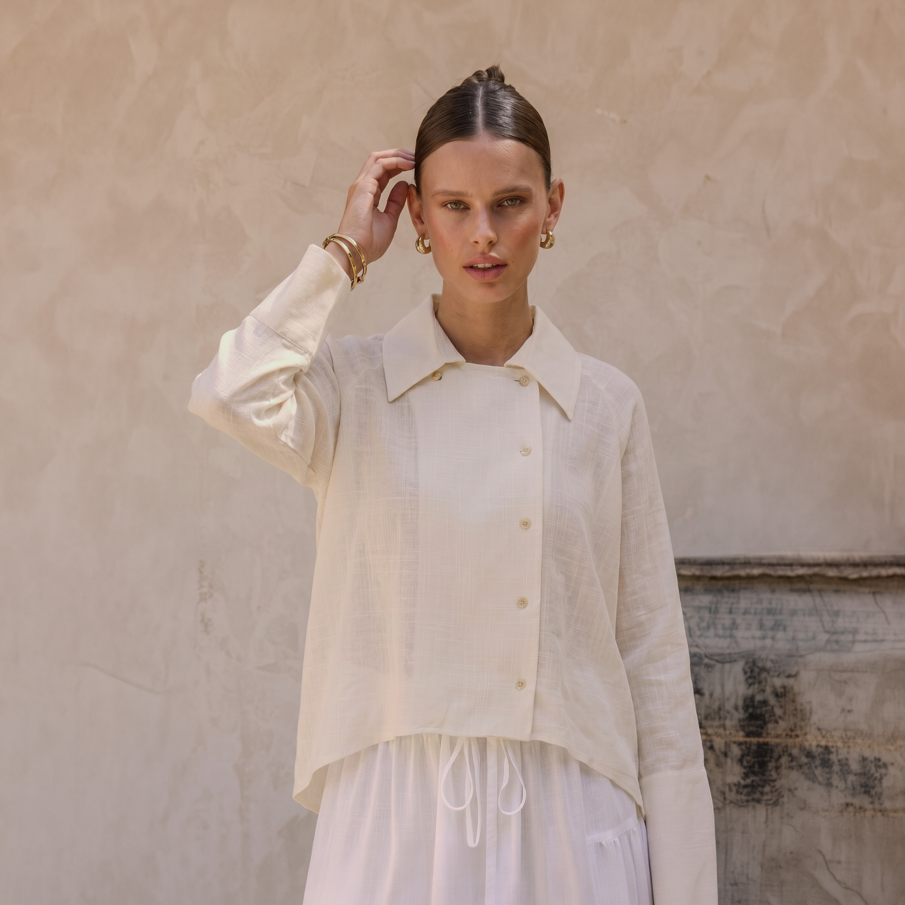 قميص حريمي أبيض بياقة وأكمام رجلان من تريندyol ميلا-women-clothing-shirtsandblouses-shirts-image-3