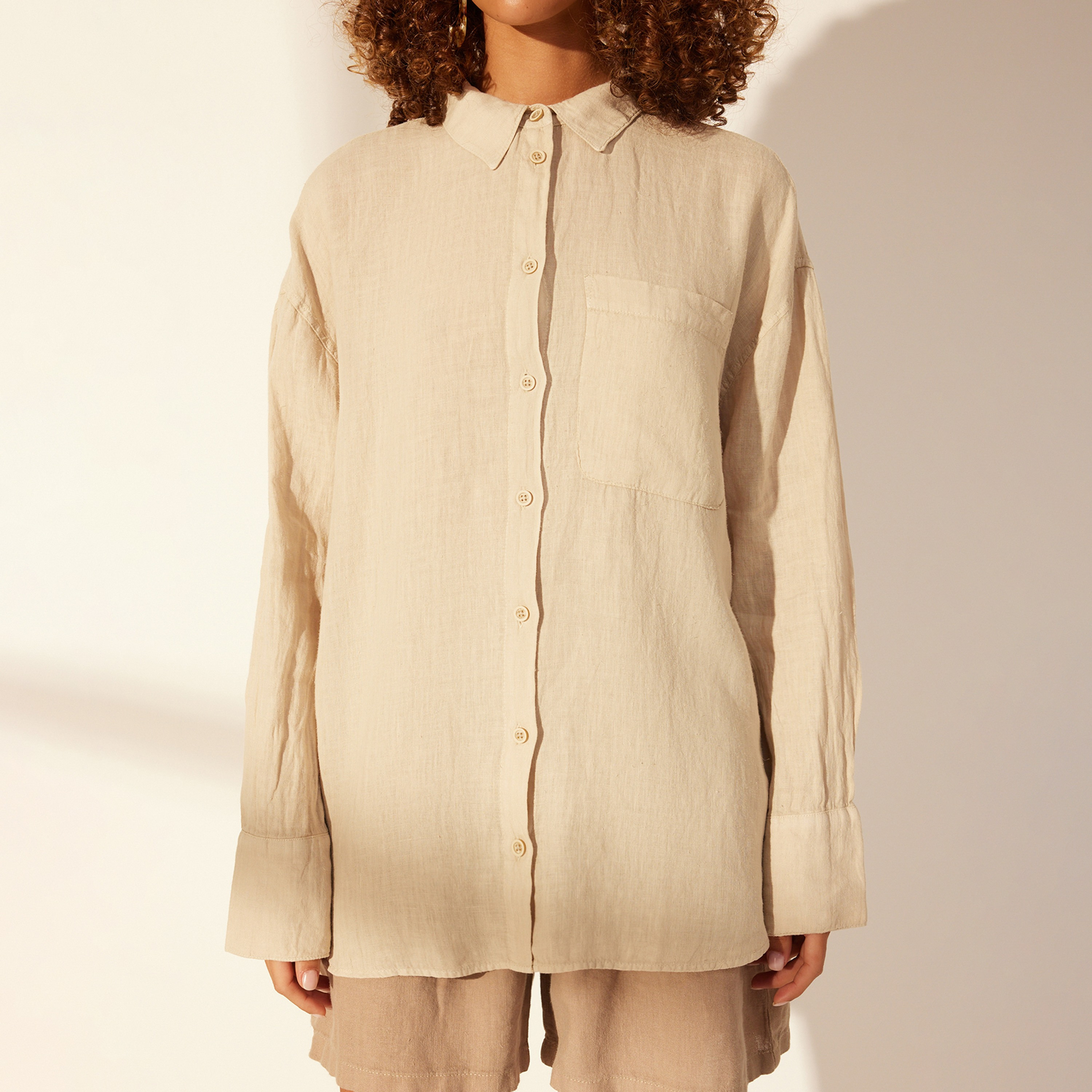 قميص حريمي بيج من قماش الكتان بياقة قميص وأكمام مسدلة من تريندyolميلا-women-clothing-shirtsandblouses-shirts-image-4