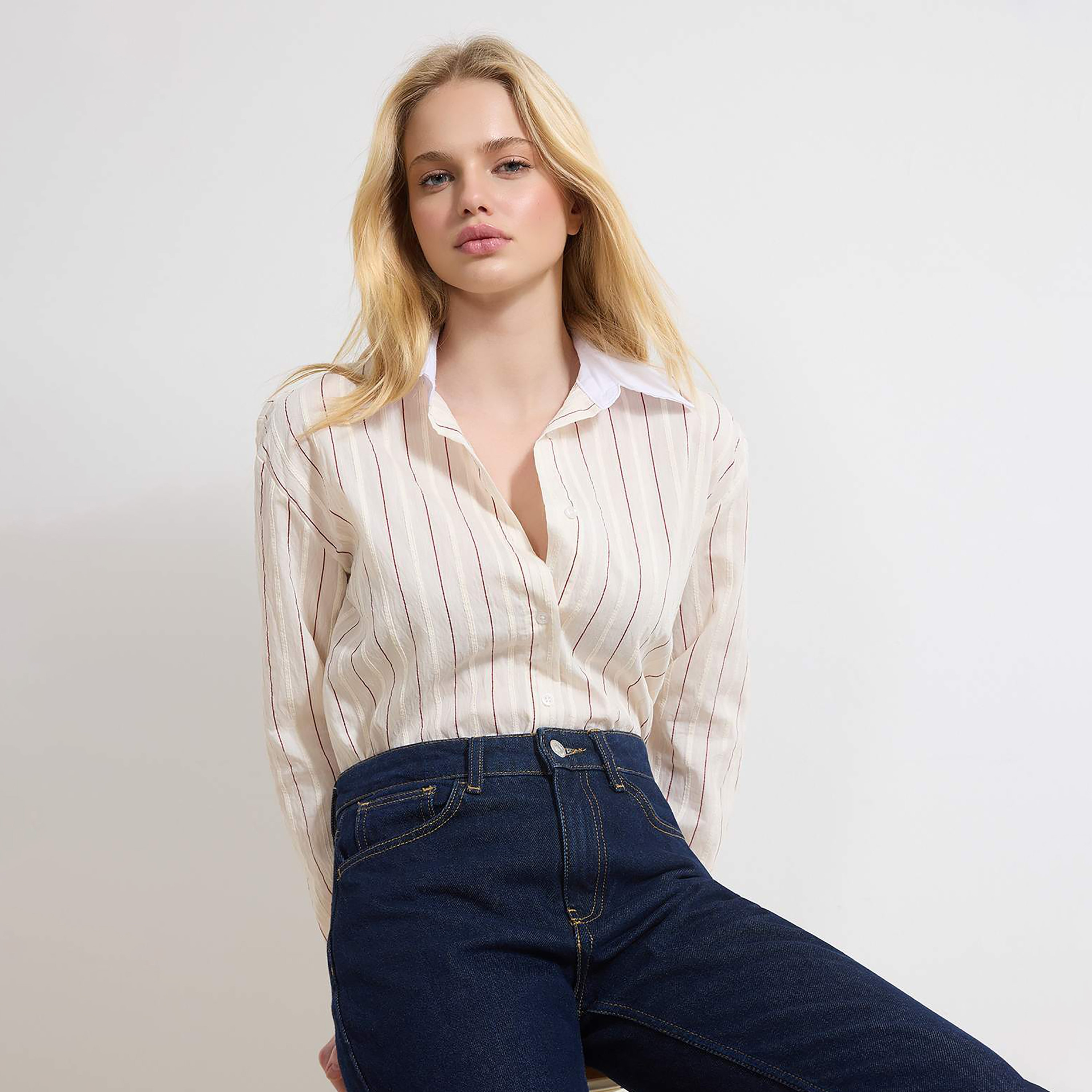 قميص نسائي أبيض مخطط بياقة وأساور متباينة-women-clothing-shirtsandblouses-shirts-image-2