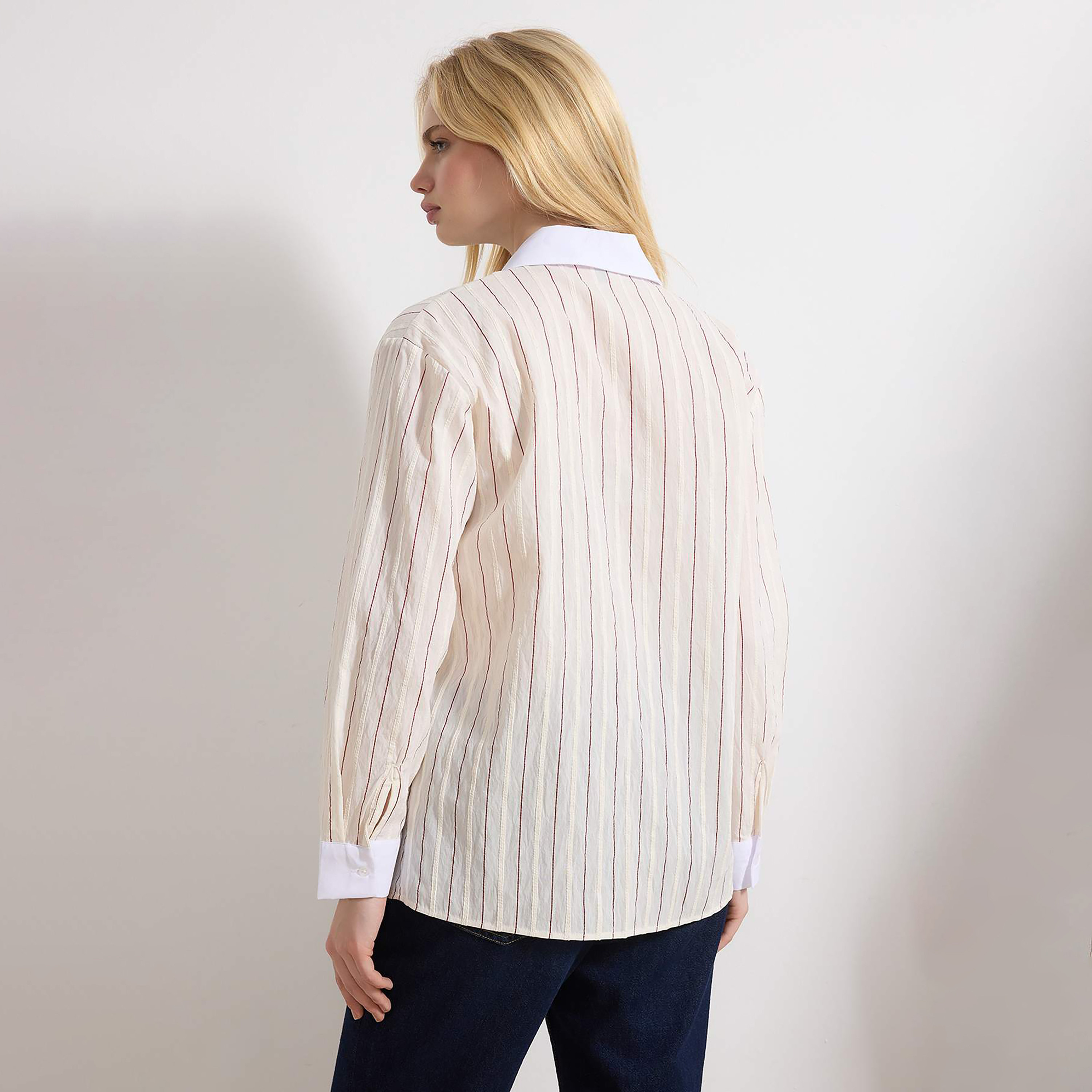 قميص نسائي أبيض مخطط بياقة وأساور متباينة-women-clothing-shirtsandblouses-shirts-image-3