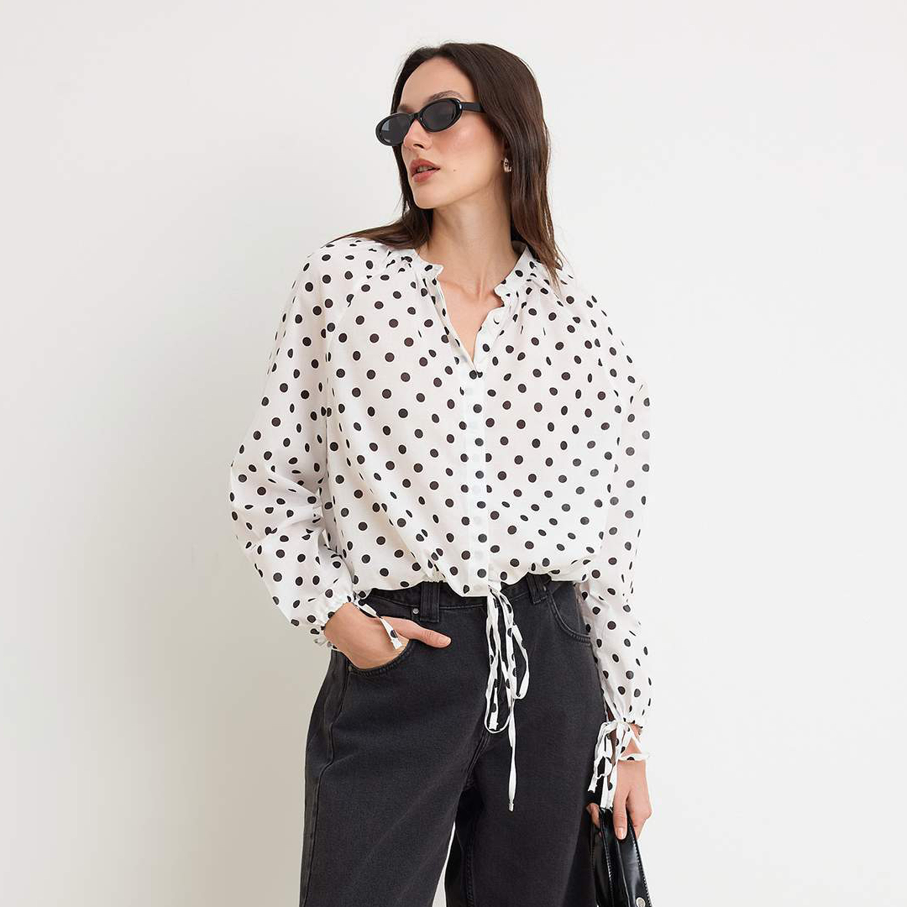 قميص حريمي أبيض بنقط قطن بياقة ماندرين وأكمام مسدلة من تريندyol ميلا-women-clothing-shirtsandblouses-shirts-image-1