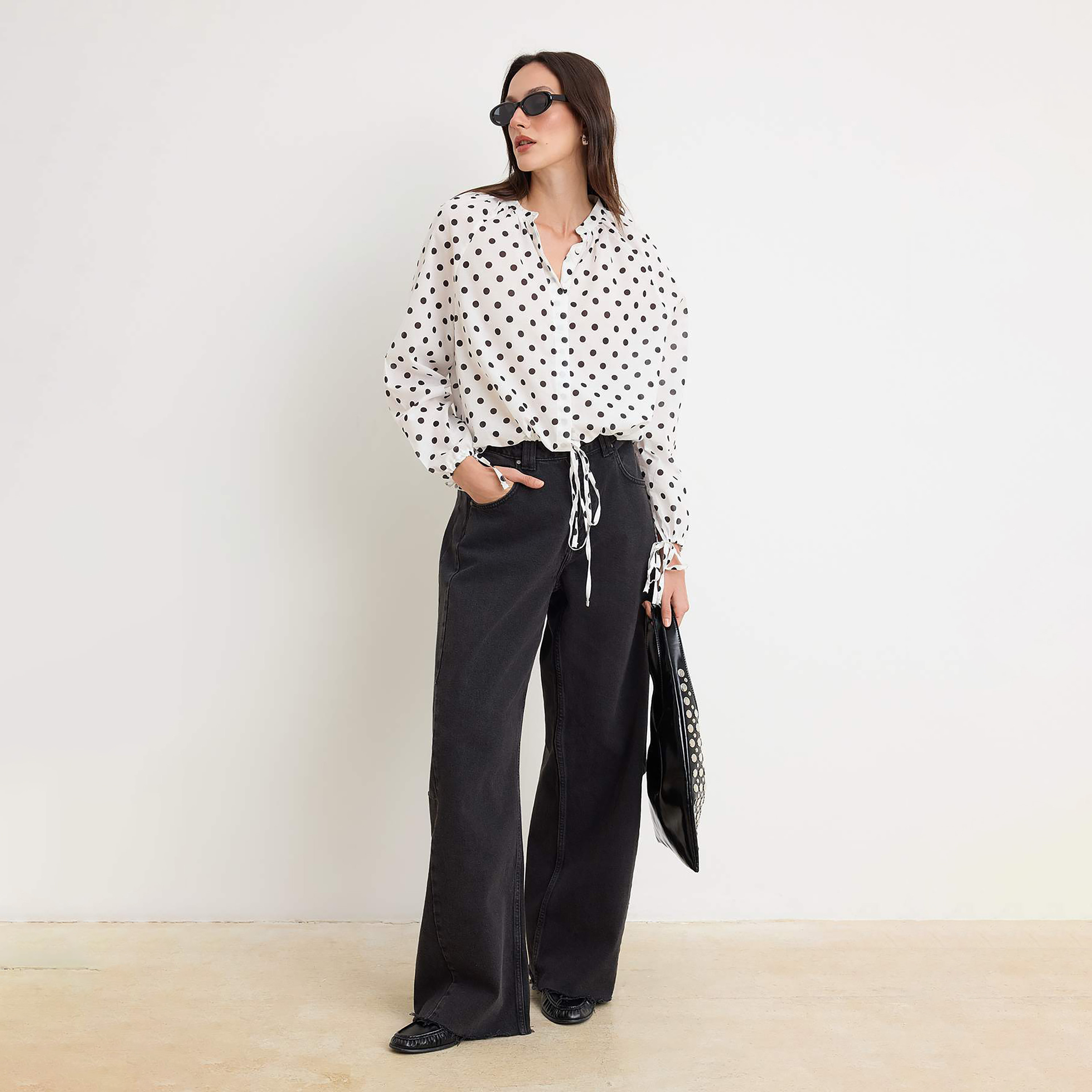 قميص حريمي أبيض بنقط قطن بياقة ماندرين وأكمام مسدلة من تريندyol ميلا-women-clothing-shirtsandblouses-shirts-image-2