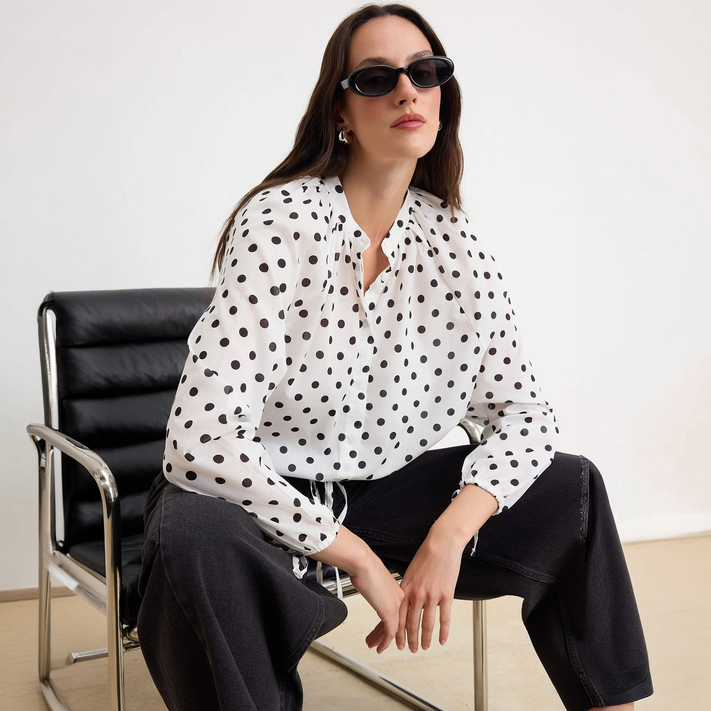 قميص حريمي أبيض بنقط قطن بياقة ماندرين وأكمام مسدلة من تريندyol ميلا-women-clothing-shirtsandblouses-shirts-image-3