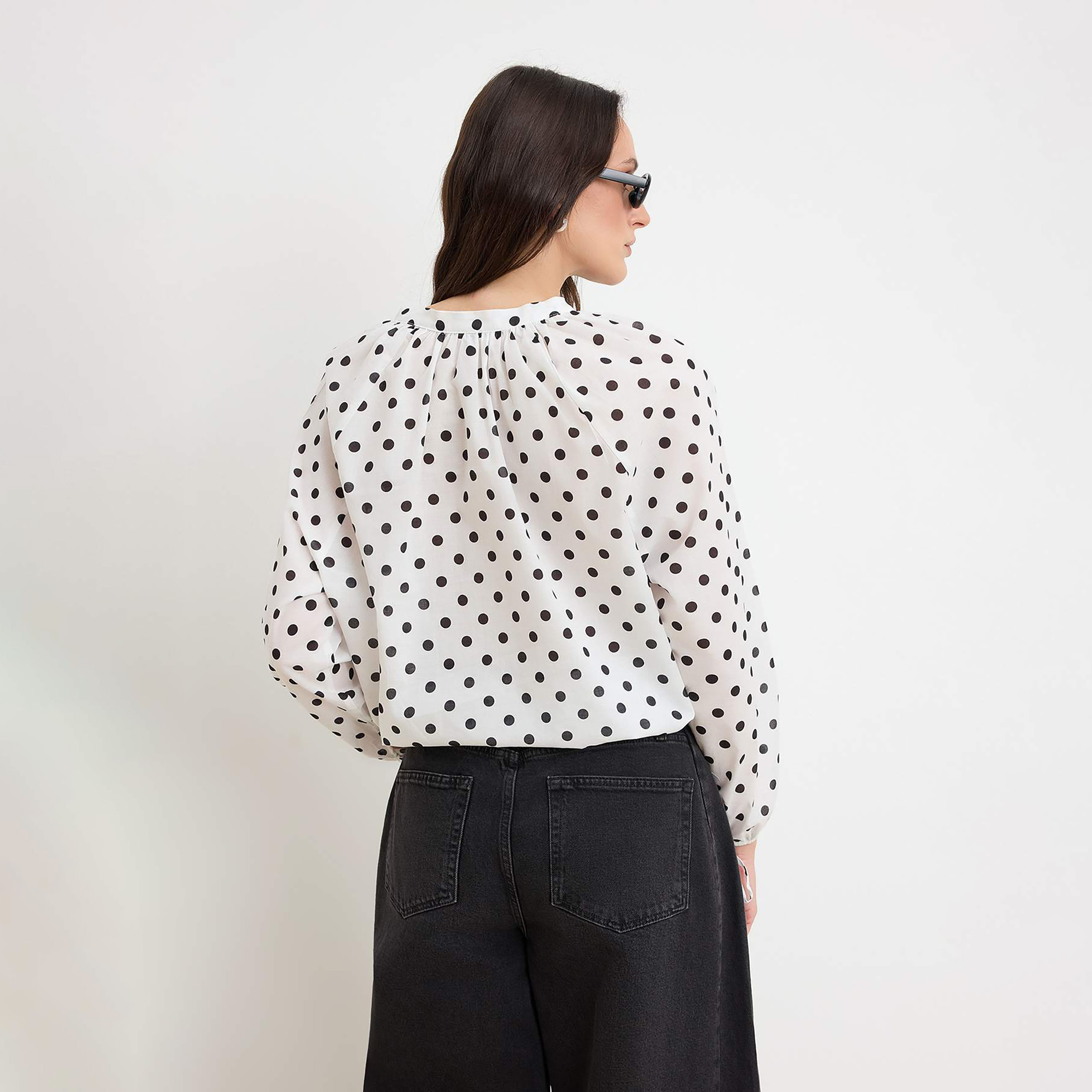 قميص حريمي أبيض بنقط قطن بياقة ماندرين وأكمام مسدلة من تريندyol ميلا-women-clothing-shirtsandblouses-shirts-image-4