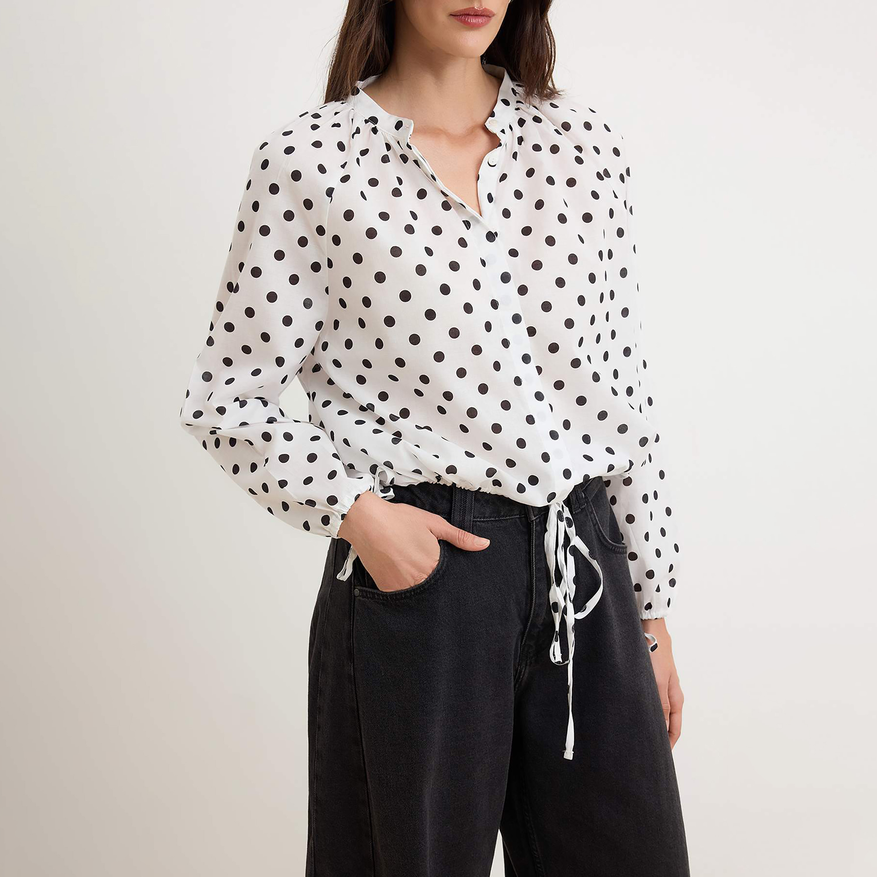 قميص حريمي أبيض بنقط قطن بياقة ماندرين وأكمام مسدلة من تريندyol ميلا-women-clothing-shirtsandblouses-shirts-image-5