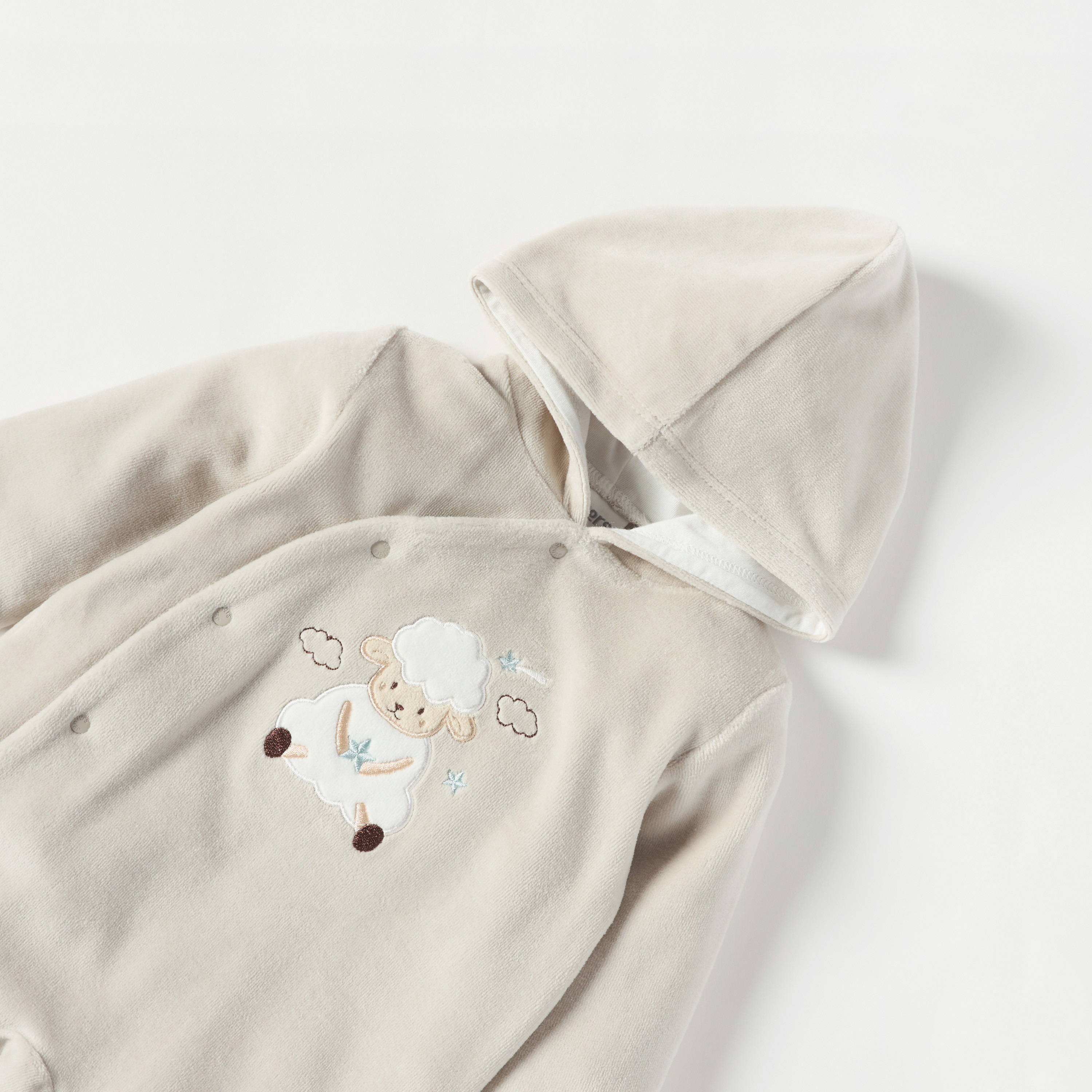بدلة نوم قطيفة مغلقة القدمين بقبعة وأزرار إغلاق وزخارف خروف من جونيورز-baby-girls-clothing-nightwear-sleepsuits-image-3