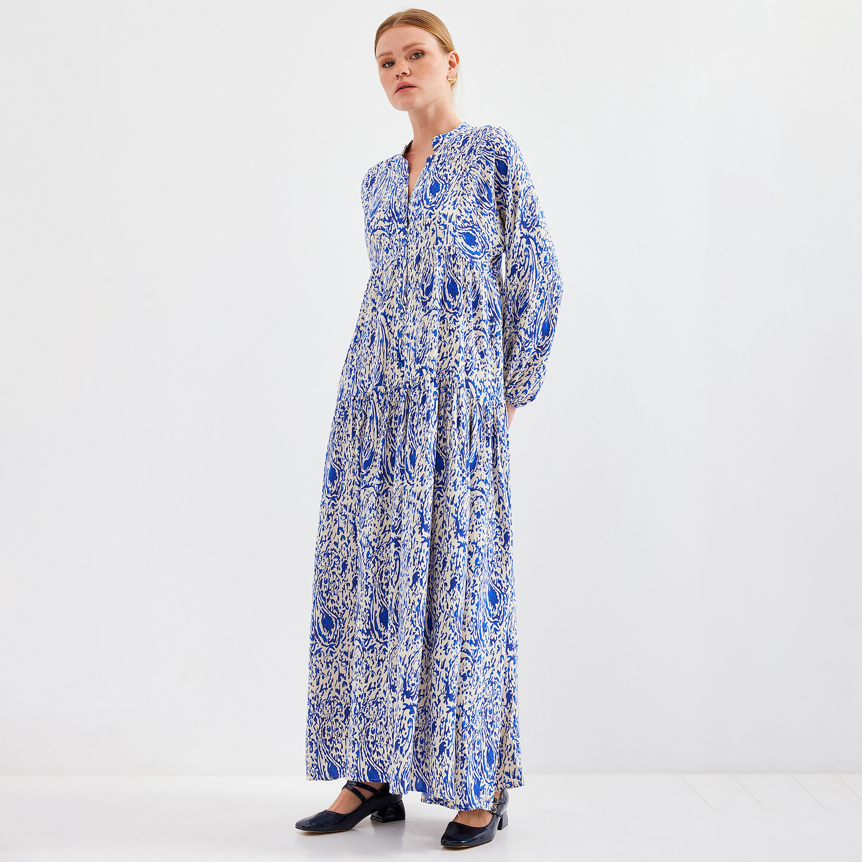 فستان ماكسي نسائي واسع بياقة ماندارين وطبعة تجريدية زرقاء من بيجدارت-women-clothing-dresses-image-4