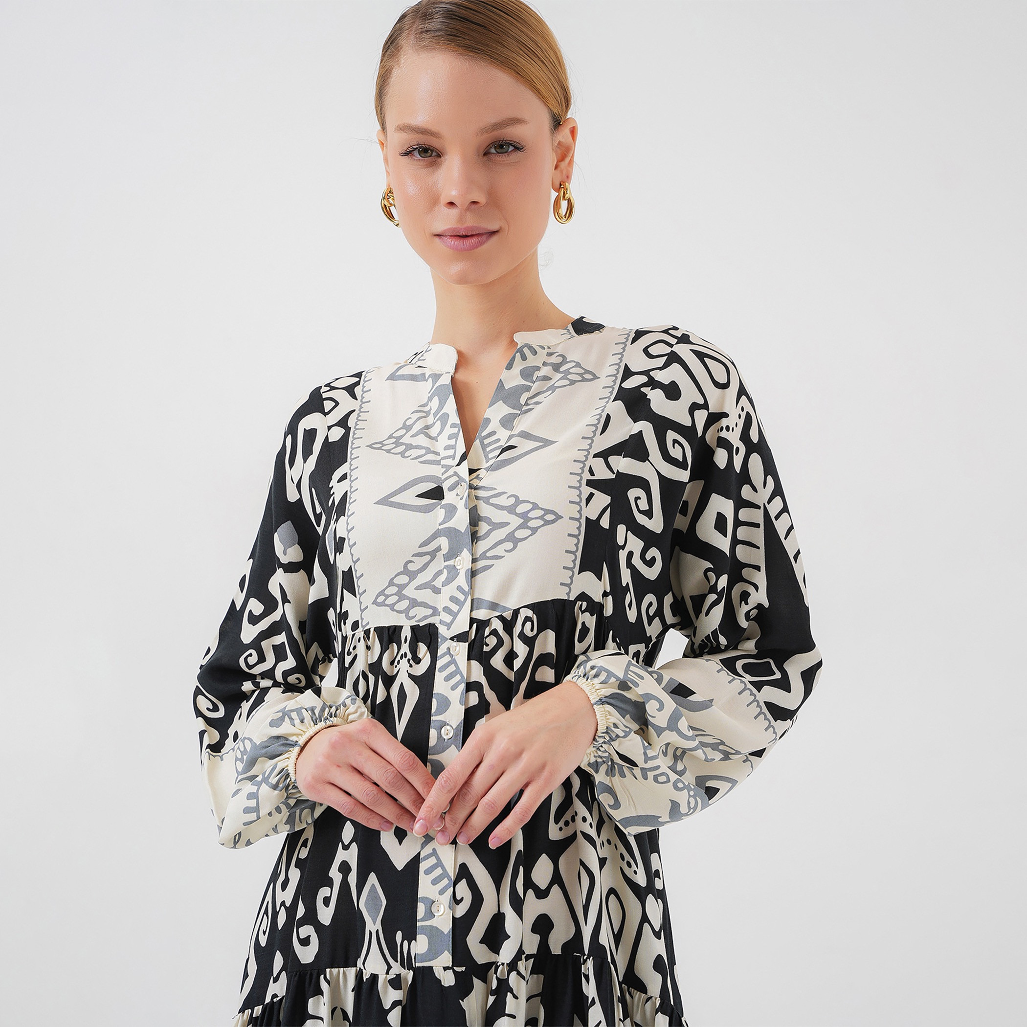 فستان ماكسي نسائي واسع بياقة ماندارين وطبعة هندسية سوداء من بيجدارت-women-clothing-dresses-image-3