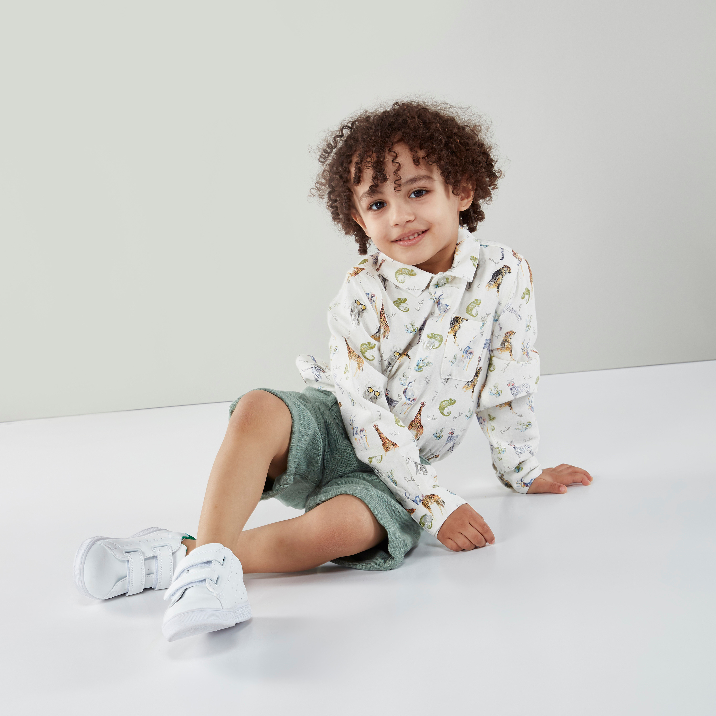 شورت سوليد مع تفاصيل جيوب من إليجو.-boys-clothing-bottoms-shorts-image-1