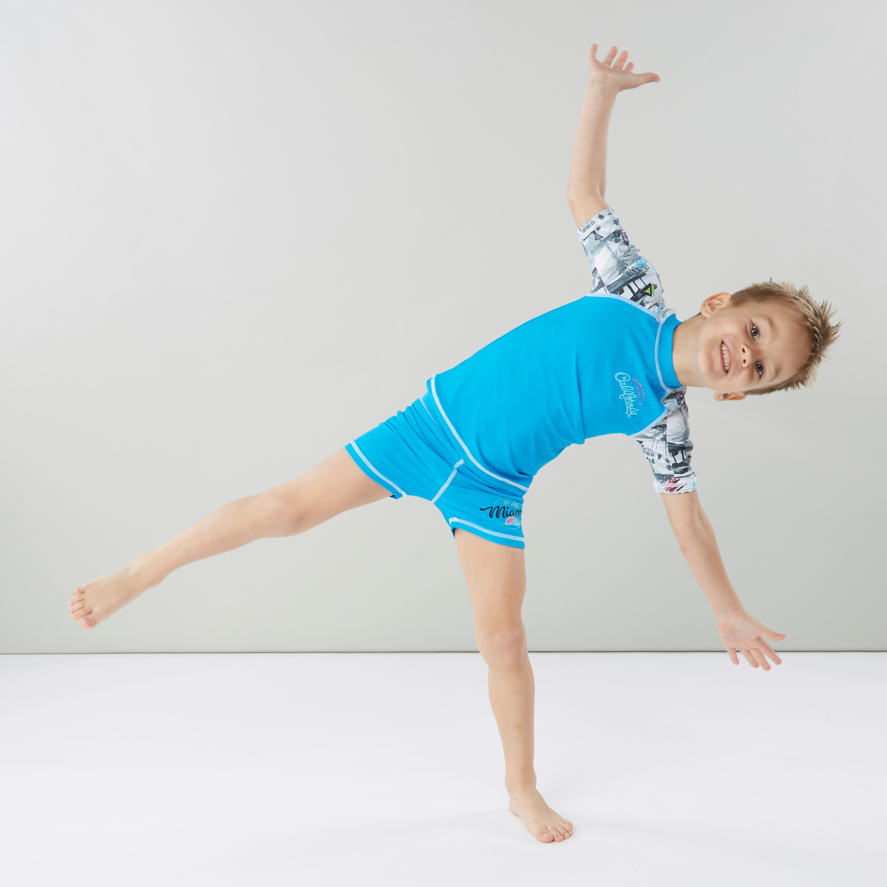 ملابس سباحة شورت و تيشيرت بأكمام مغايرة وطبعات من جونيورز-boys-clothing-sportswear-swimwear-image-4