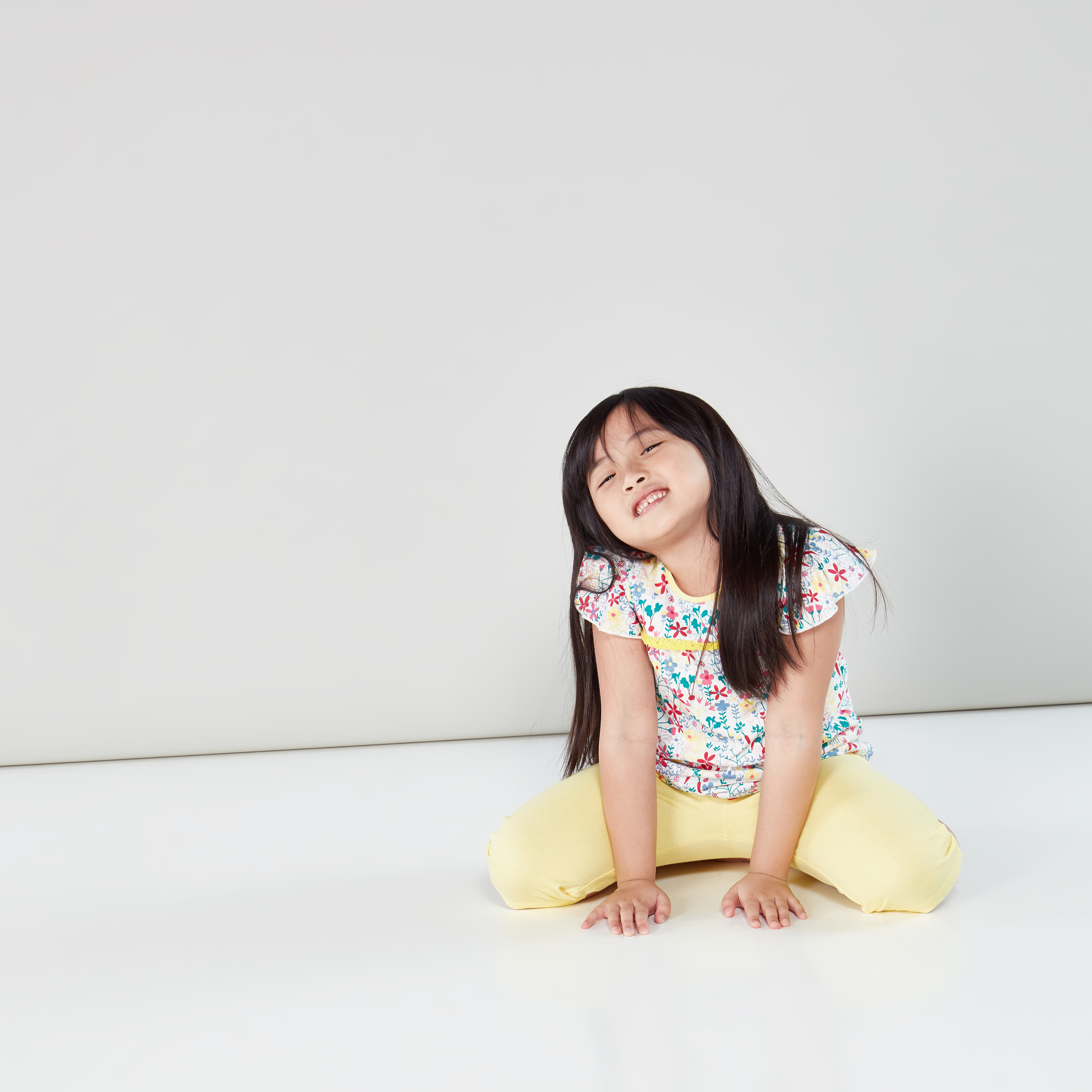 طقم سروال كابري وبلوزة بأكمام قصيرة و طبعات من جونيورز-girls-clothing-nightwear-image-1