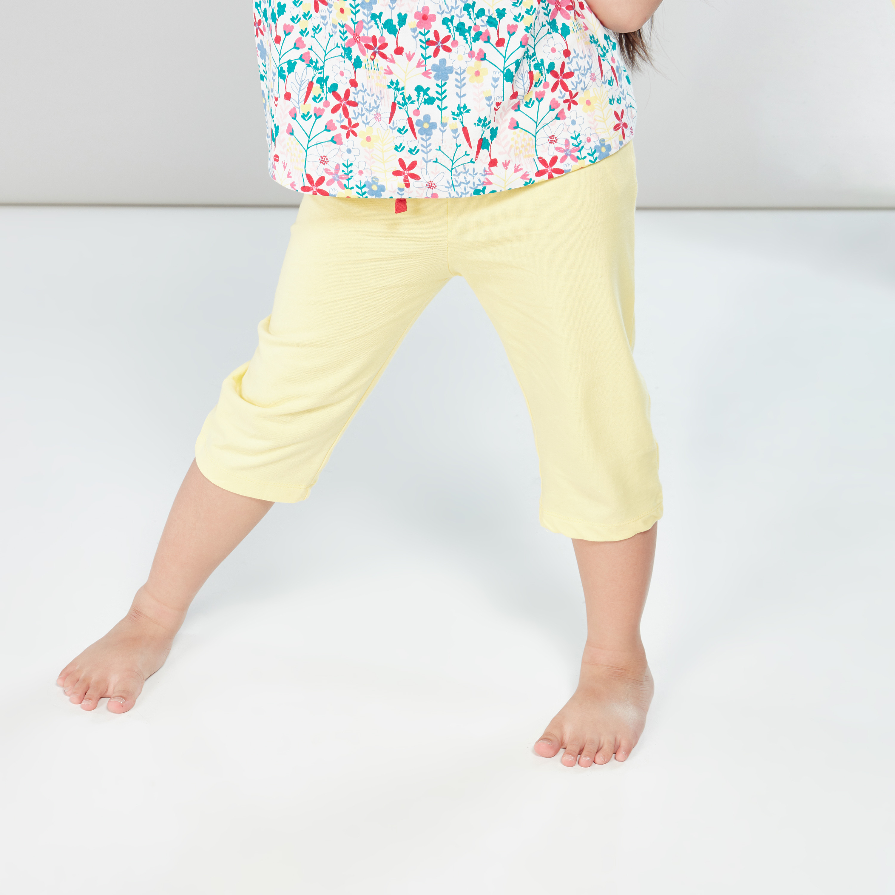 طقم سروال كابري وبلوزة بأكمام قصيرة و طبعات من جونيورز-girls-clothing-nightwear-image-3