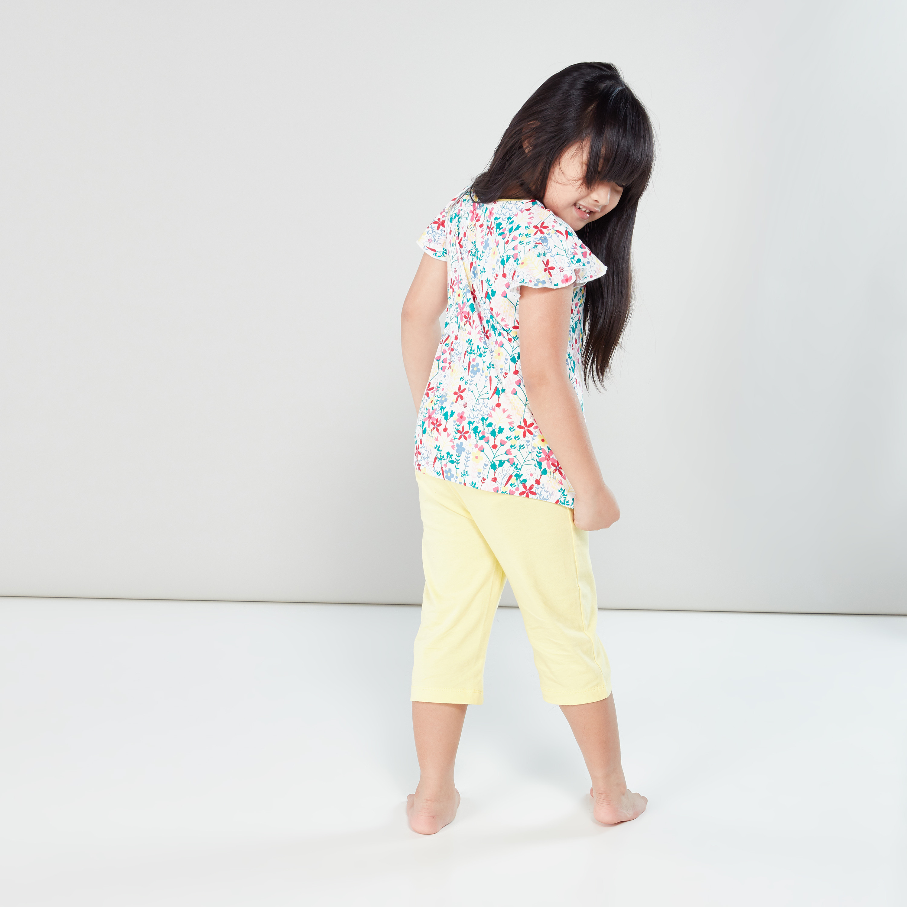 طقم سروال كابري وبلوزة بأكمام قصيرة و طبعات من جونيورز-girls-clothing-nightwear-image-4