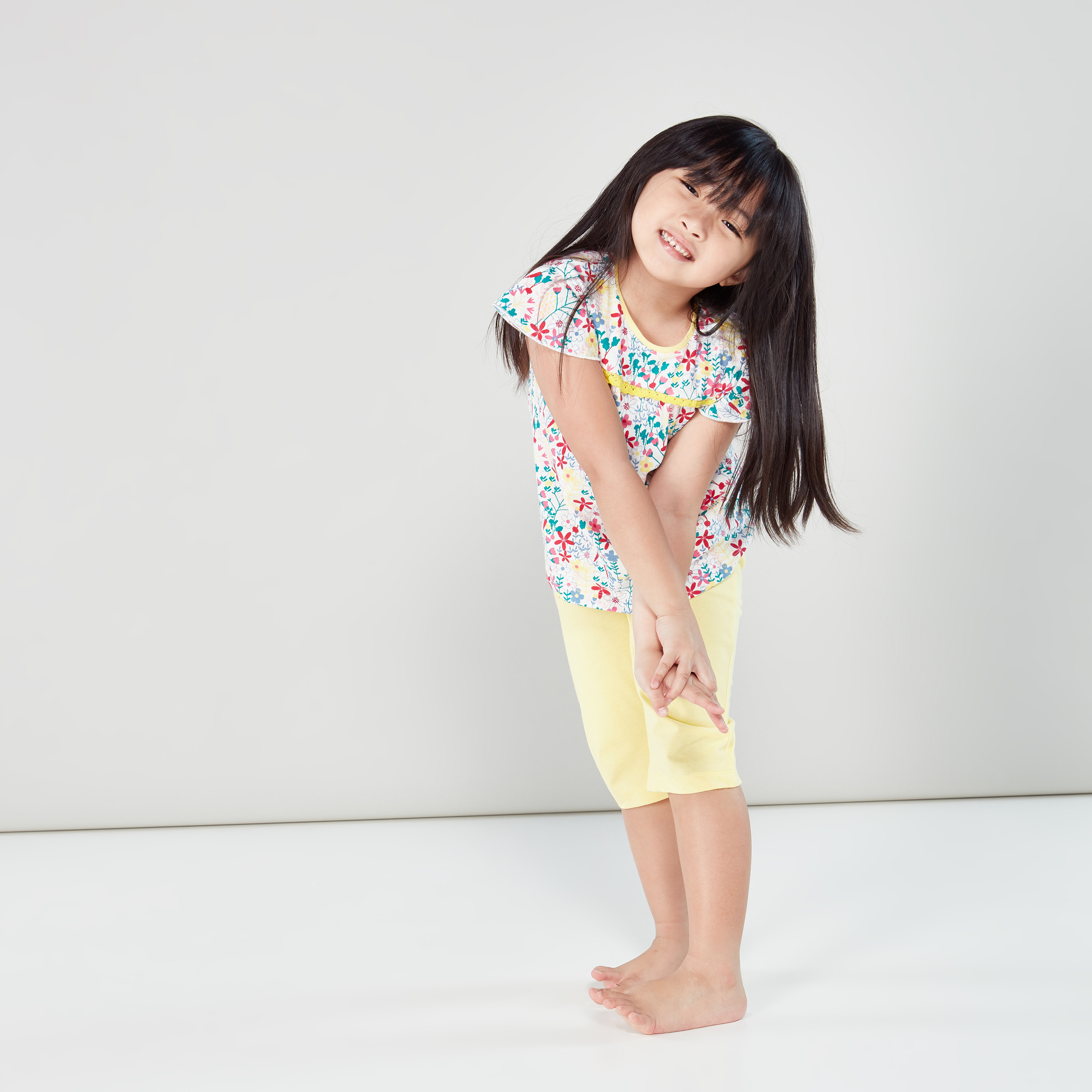 طقم سروال كابري وبلوزة بأكمام قصيرة و طبعات من جونيورز-girls-clothing-nightwear-image-5