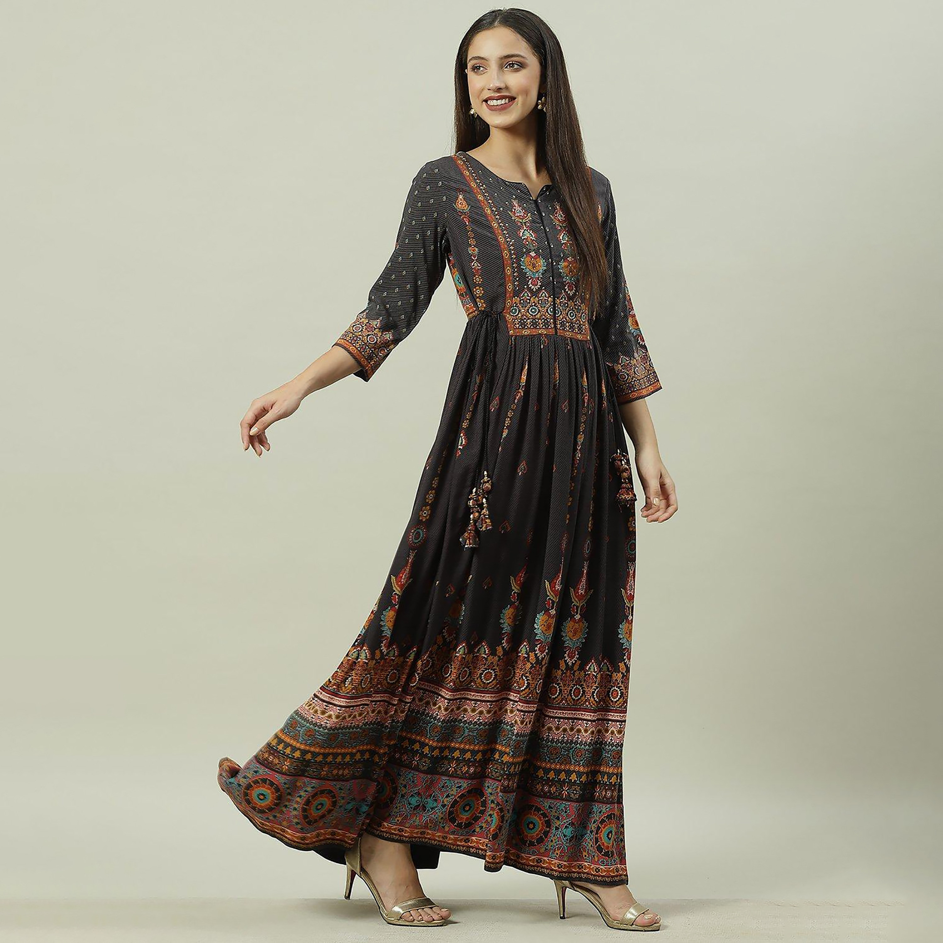 فستان ماكسي من بيبا بطبعات بوهيمية وياقة دائرية وواسعة ذات فت مع مزين دوري بشراشيب-women-clothing-ethnicwear-dresses-image-2
