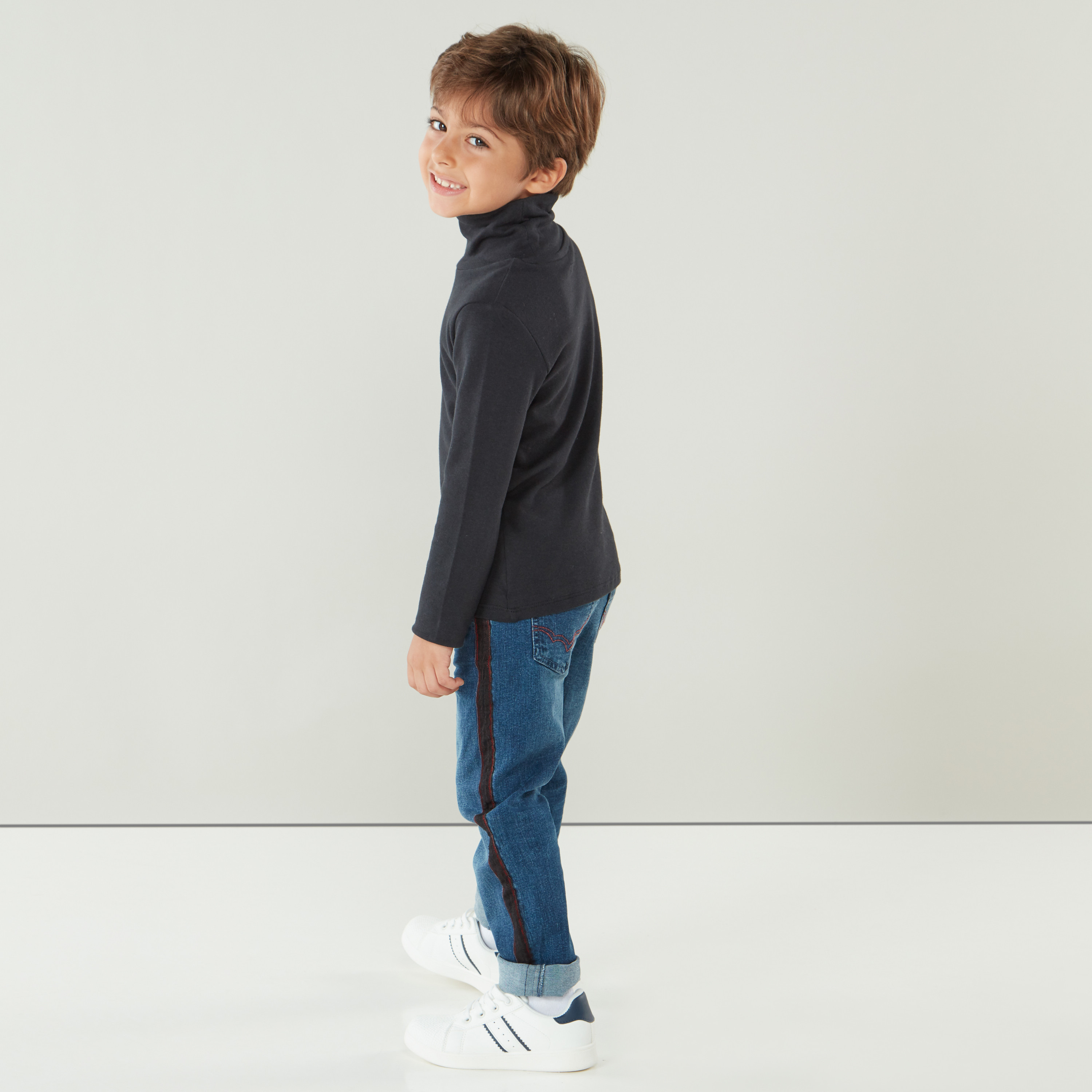 تيشيرت سادة بياقة مستديرة ضيّقة مع أكمام طويلة من جونيورز-boys-clothing-tshirtsandpolos-image-3