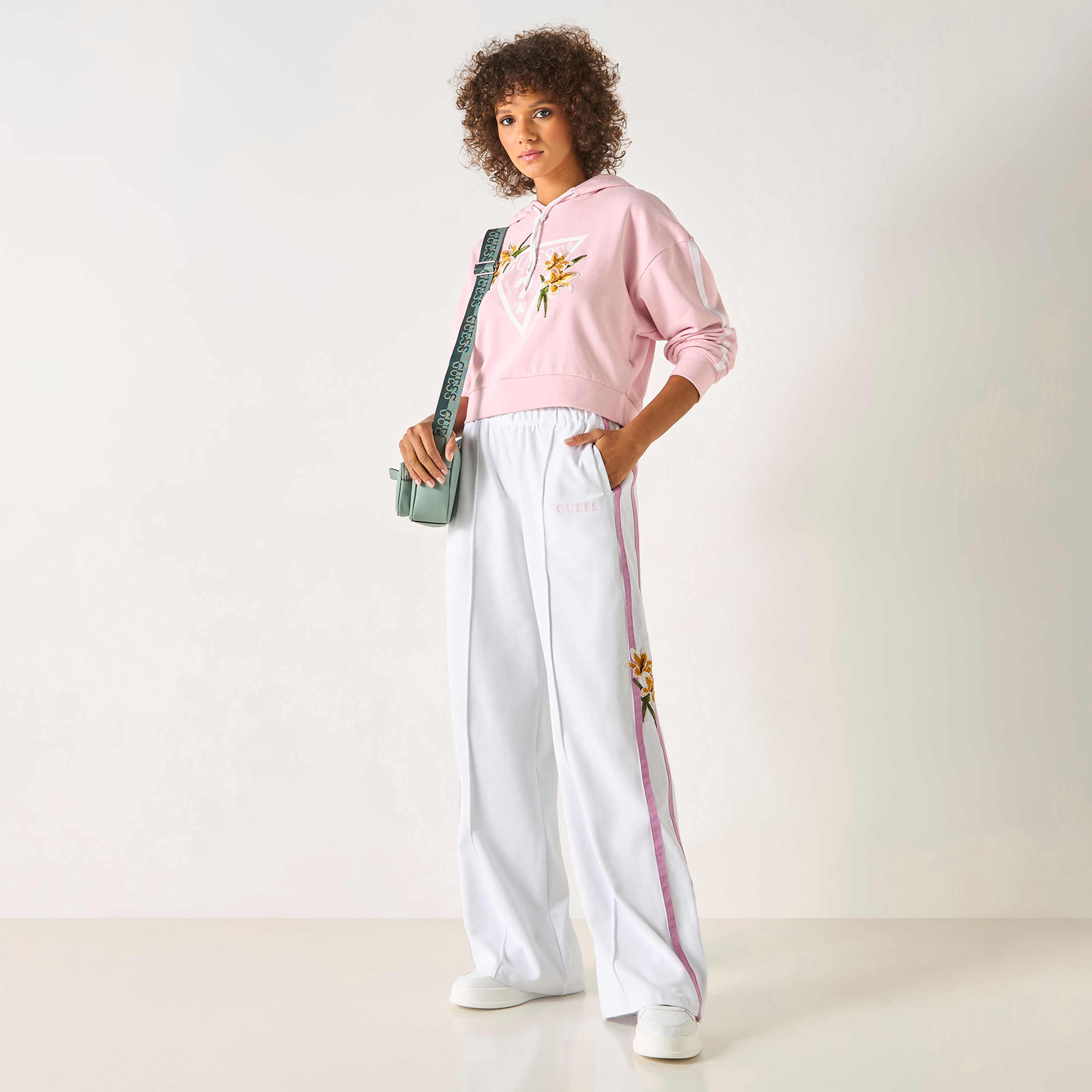 بنطلون رياضي بخصر مطاطي وتطريزات أزهار من جيس-women-clothing-bottoms-joggers-image-4