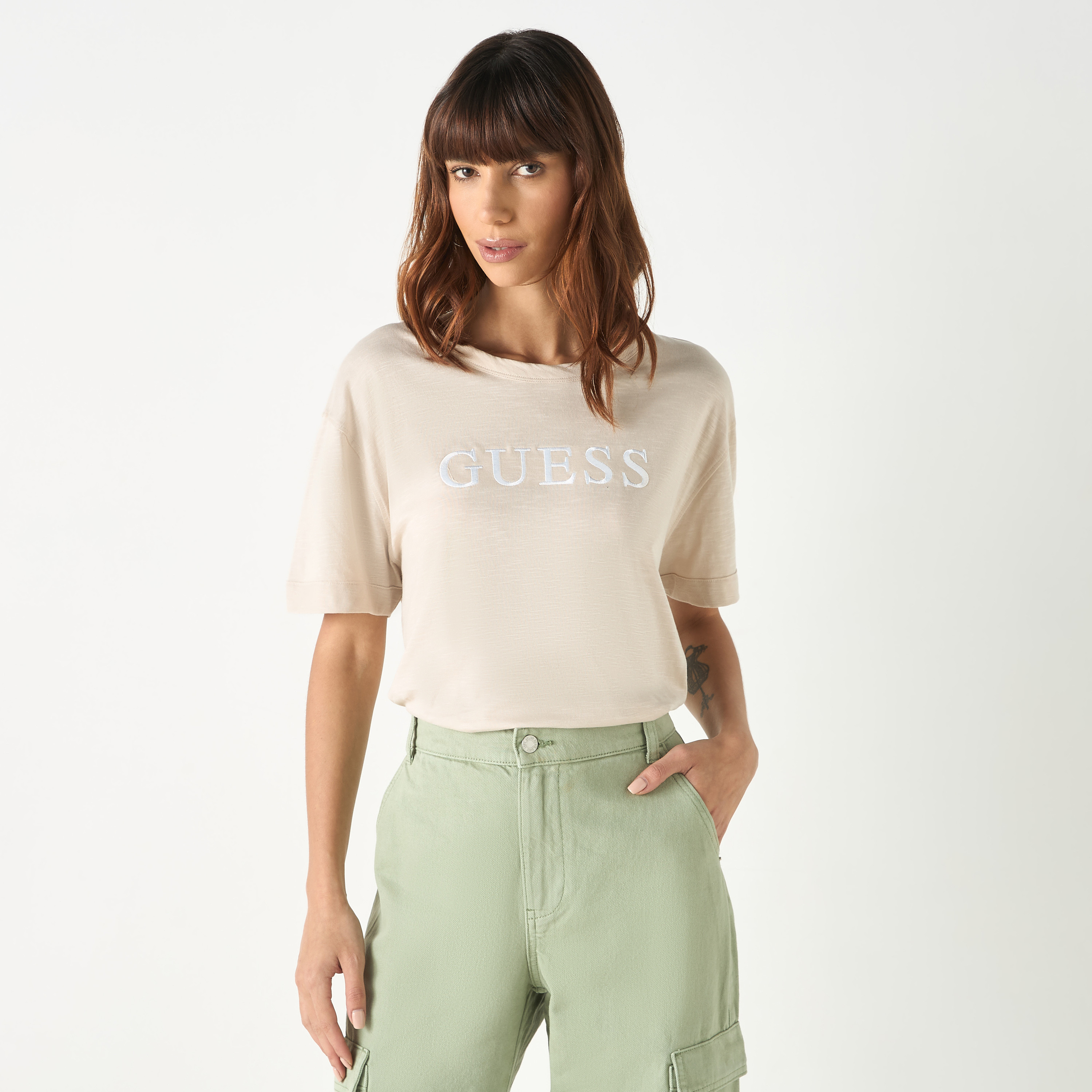 تيشيرت بياقة مستديرة وأكمام قصيرة وتطريز شعار من جيس-women-clothing-tshirts-image-2