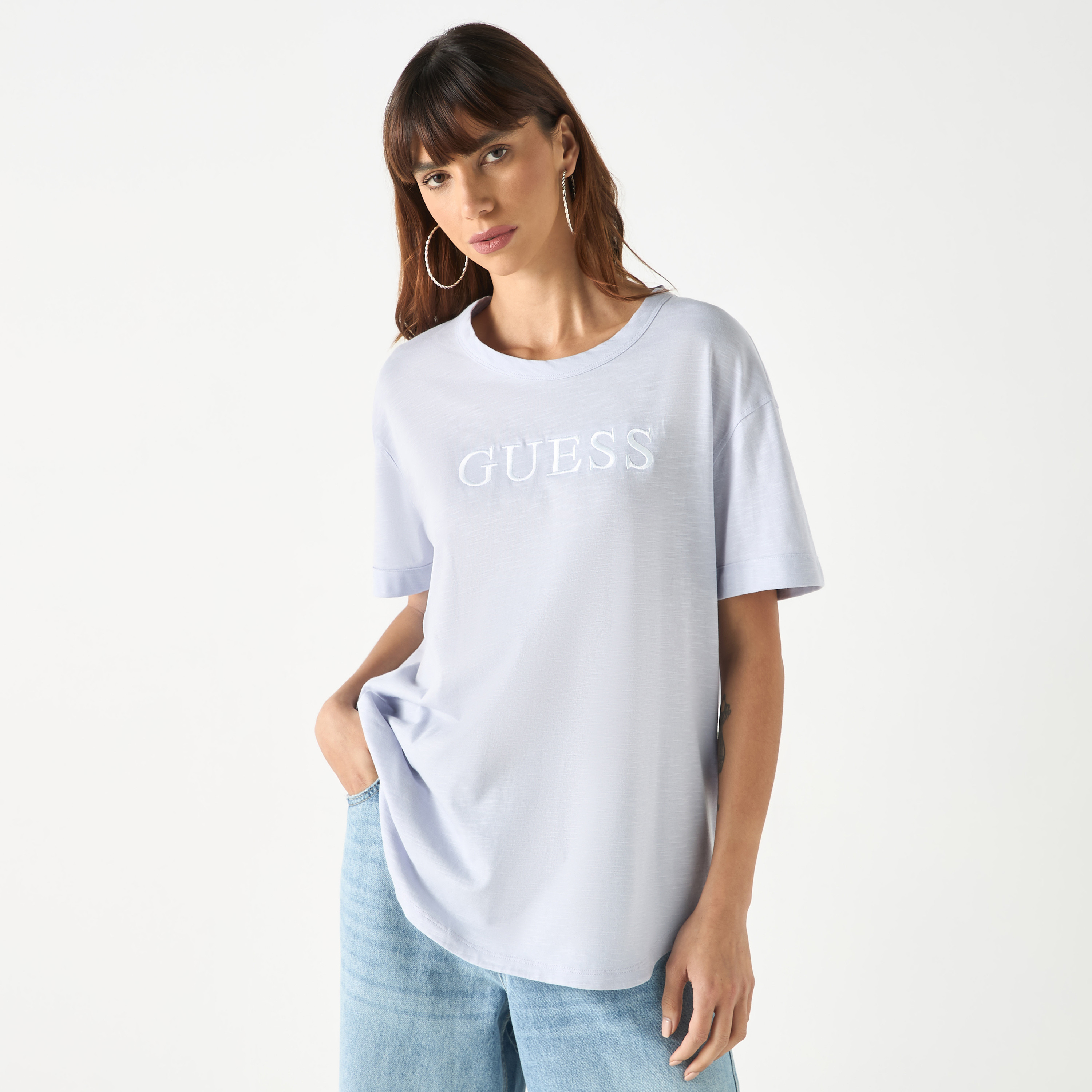 تيشيرت بياقة مستديرة وأكمام قصيرة وتطريز شعار من جيس-women-clothing-tshirts-image-6