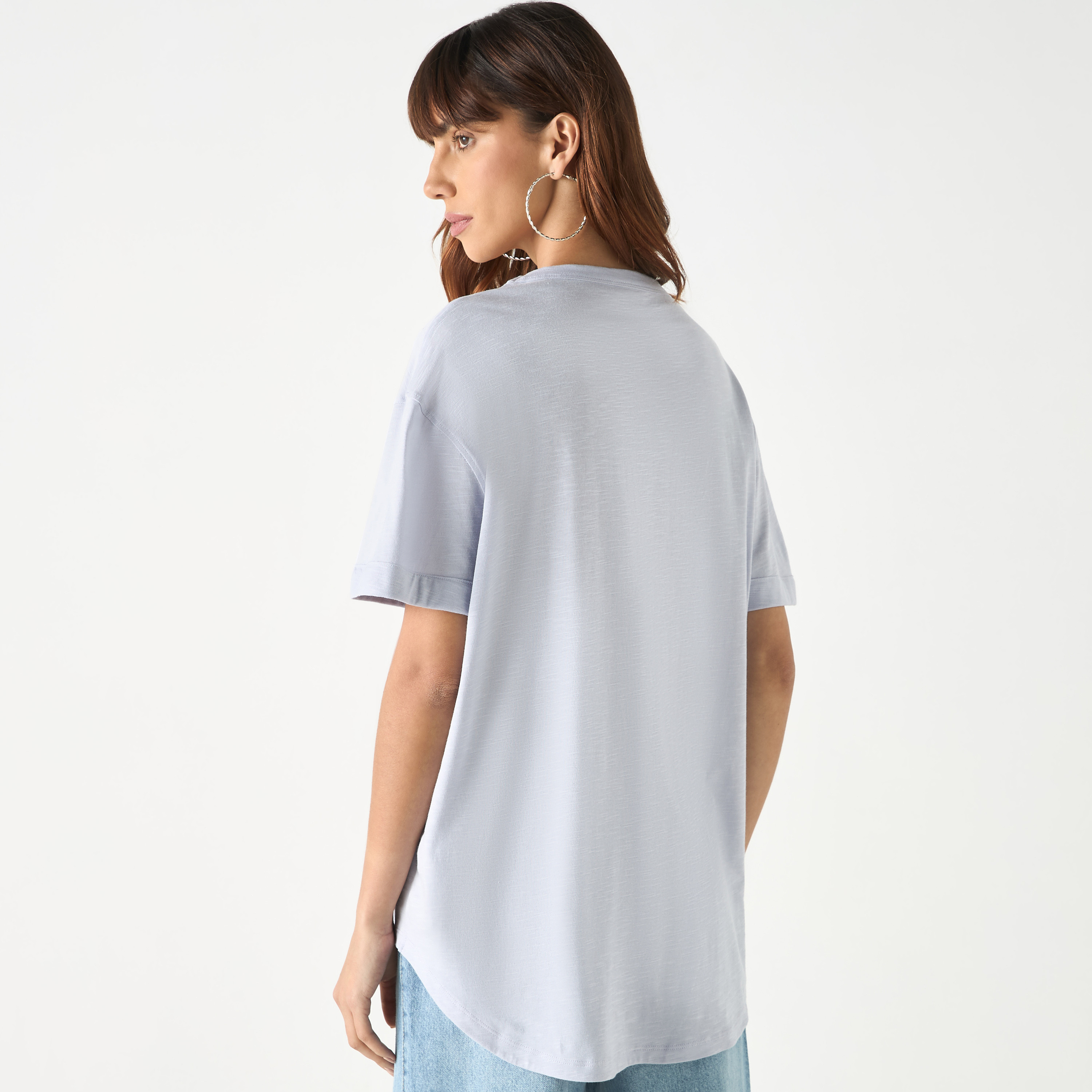 تيشيرت بياقة مستديرة وأكمام قصيرة وتطريز شعار من جيس-women-clothing-tshirts-image-9