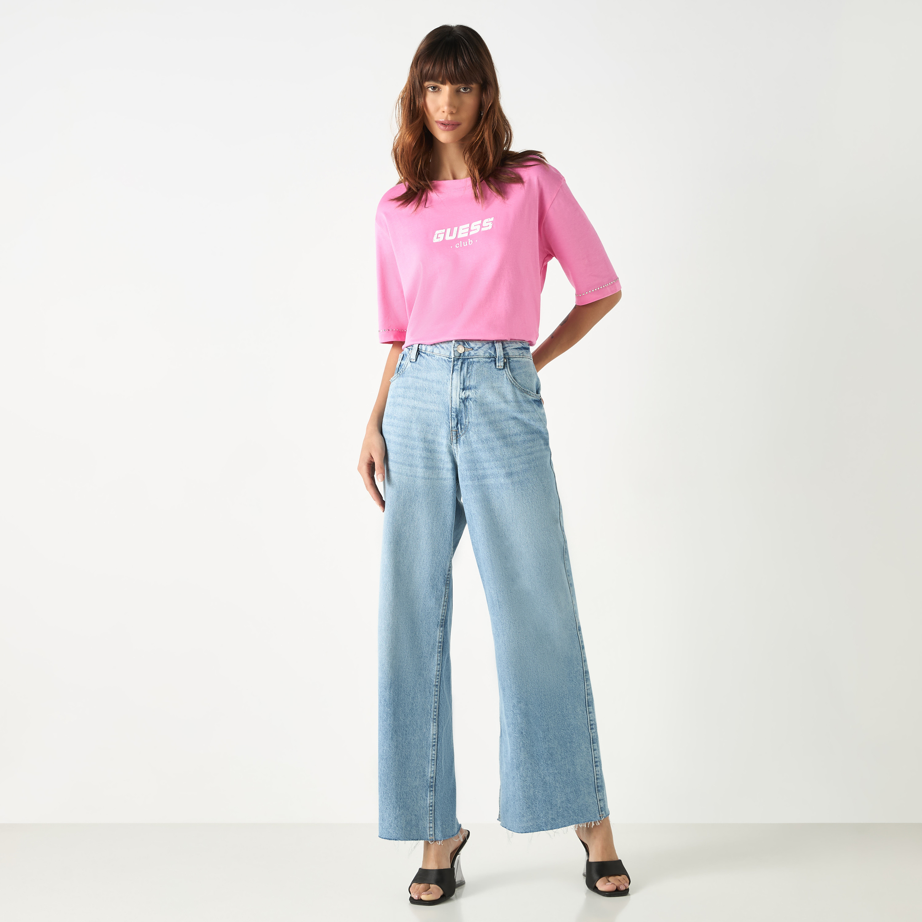 تيشيرت بياقة مستديرة وأكمام قصيرة وطبعات شعار من جيس-women-clothing-tshirts-image-3