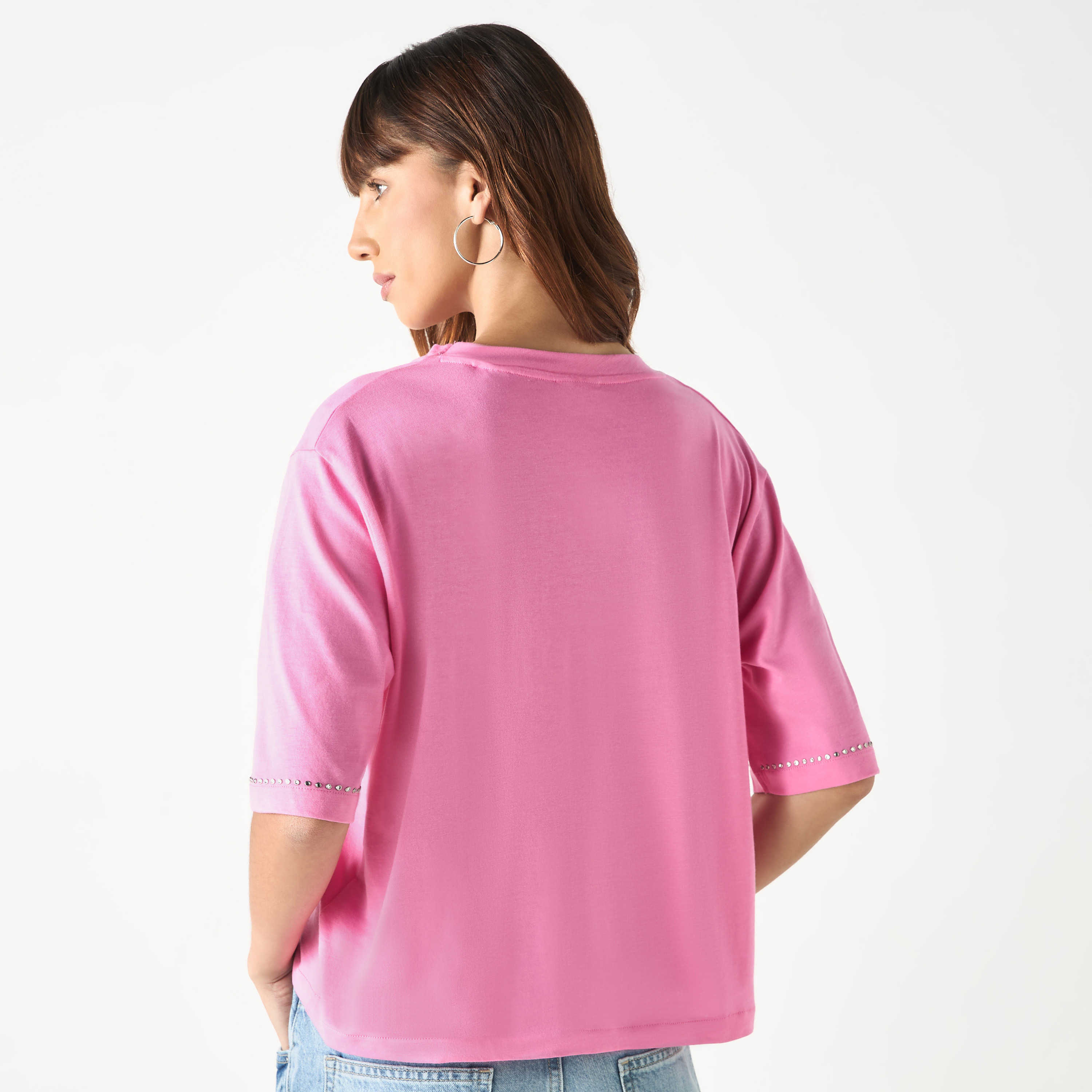 تيشيرت بياقة مستديرة وأكمام قصيرة وطبعات شعار من جيس-women-clothing-tshirts-image-4