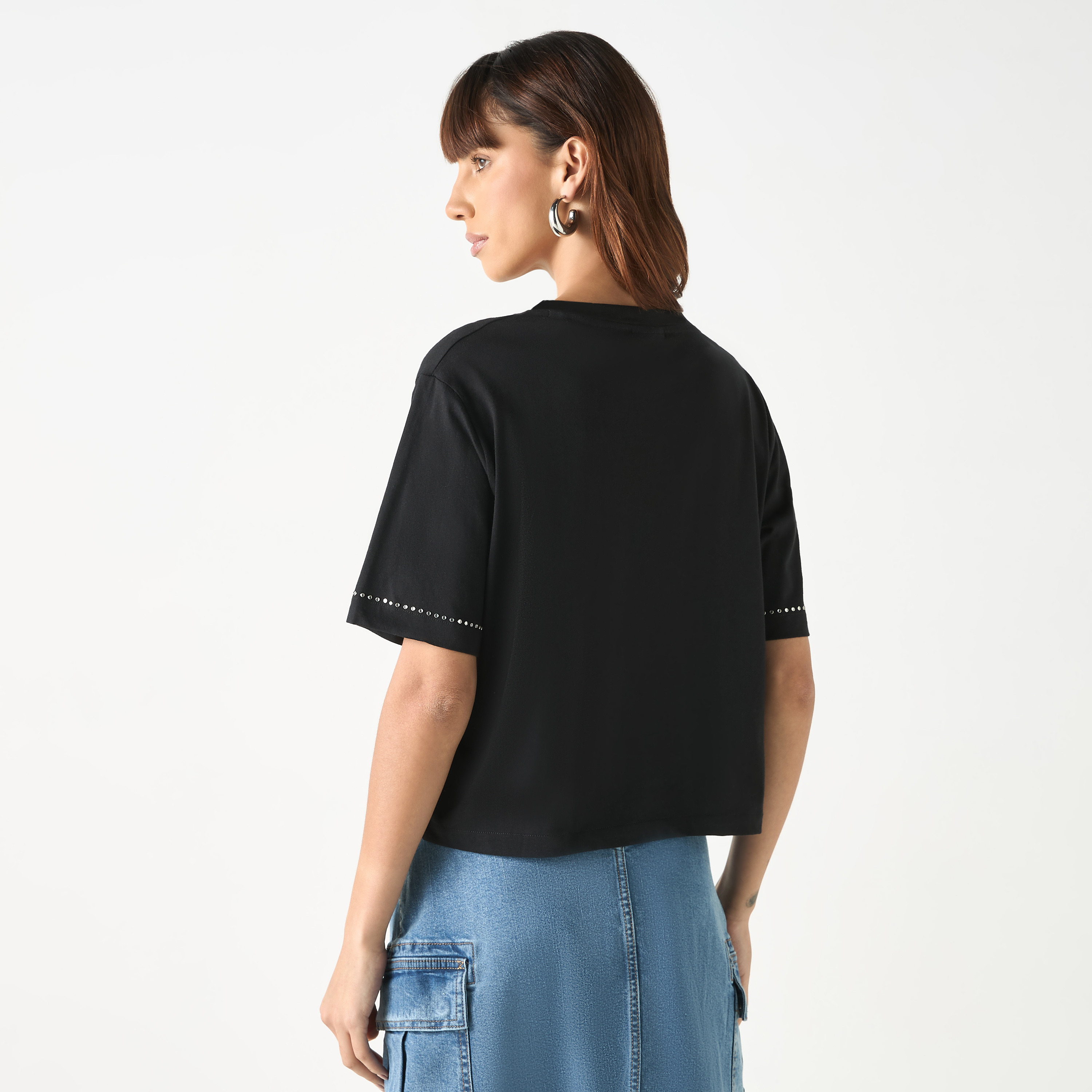 تيشيرت بياقة مستديرة وأكمام قصيرة وطبعات شعار من جيس-women-clothing-tshirts-image-9