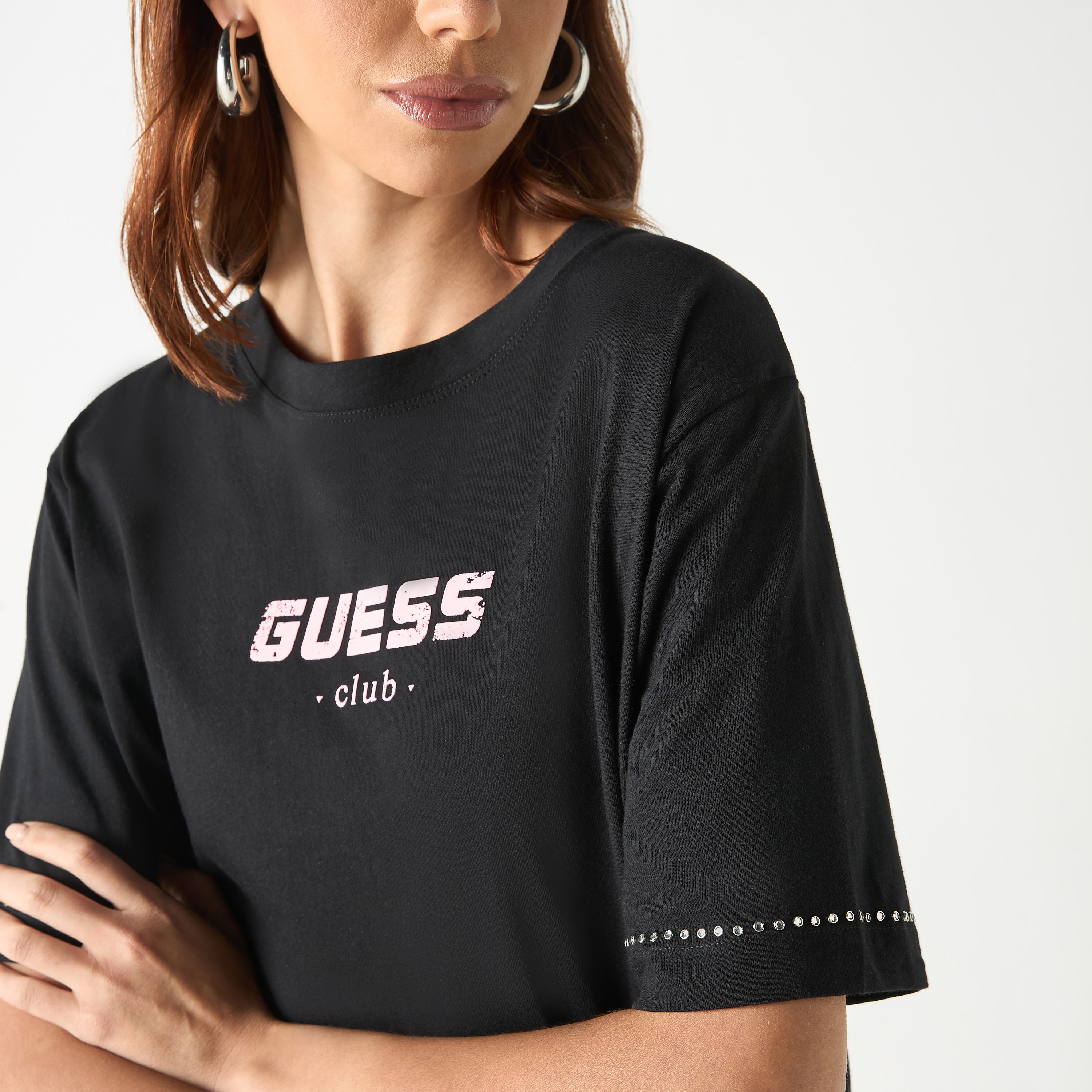 تيشيرت بياقة مستديرة وأكمام قصيرة وطبعات شعار من جيس-women-clothing-tshirts-image-10