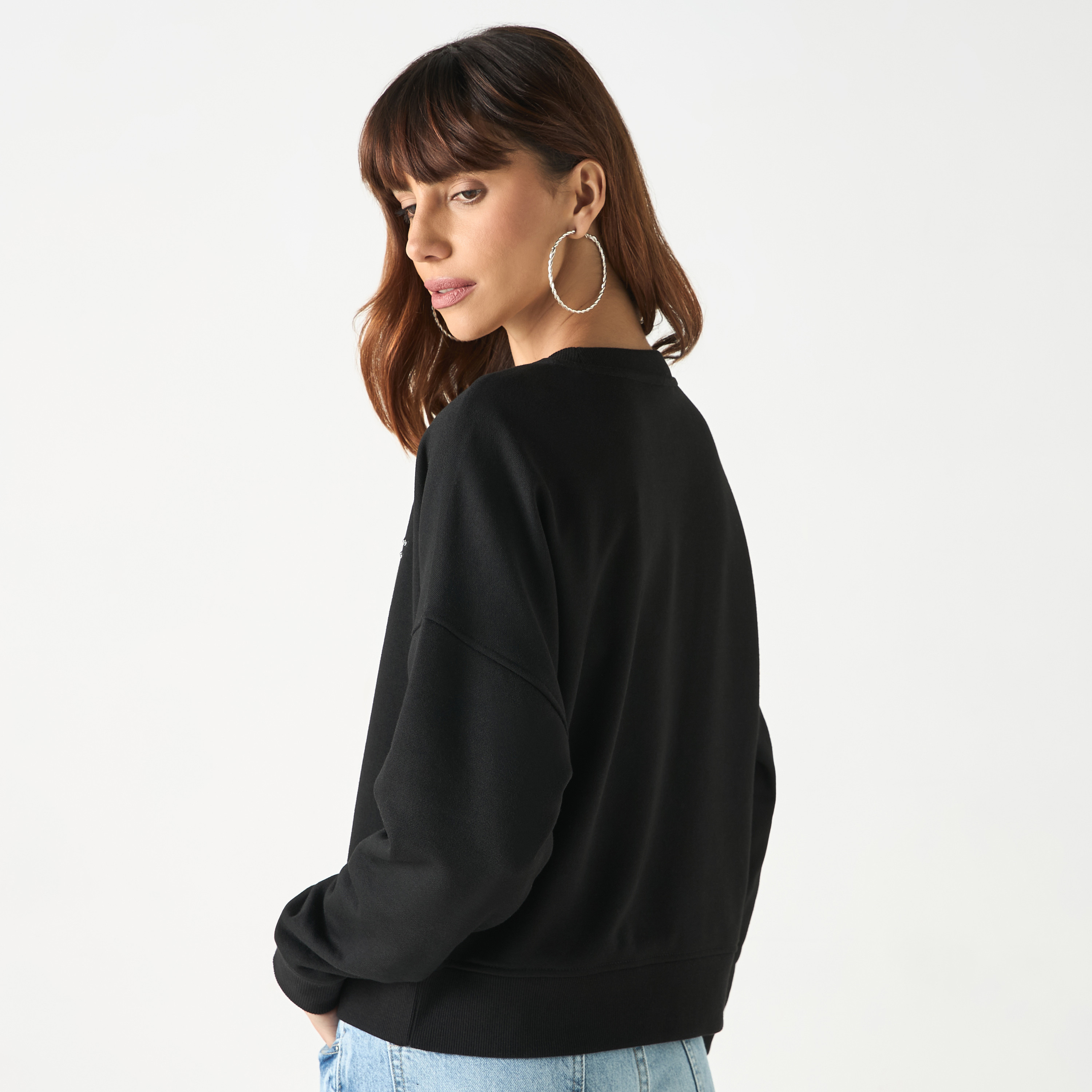 سويت شيرت بأكمام طويلة مزيّن بشعار من جيس-women-winterwear-hoodiesandsweatshirts-sweatshirts-image-7