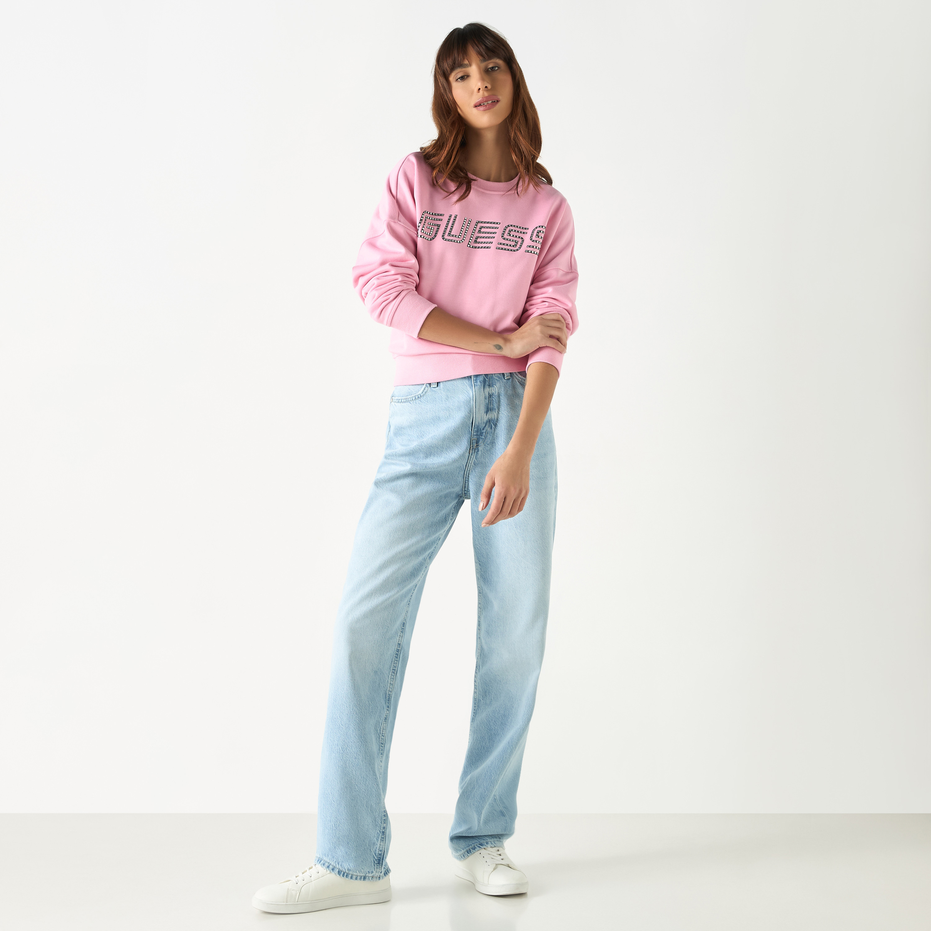 سويت شيرت بأكمام طويلة مزيّن بشعار من جيس-women-winterwear-hoodiesandsweatshirts-sweatshirts-image-2