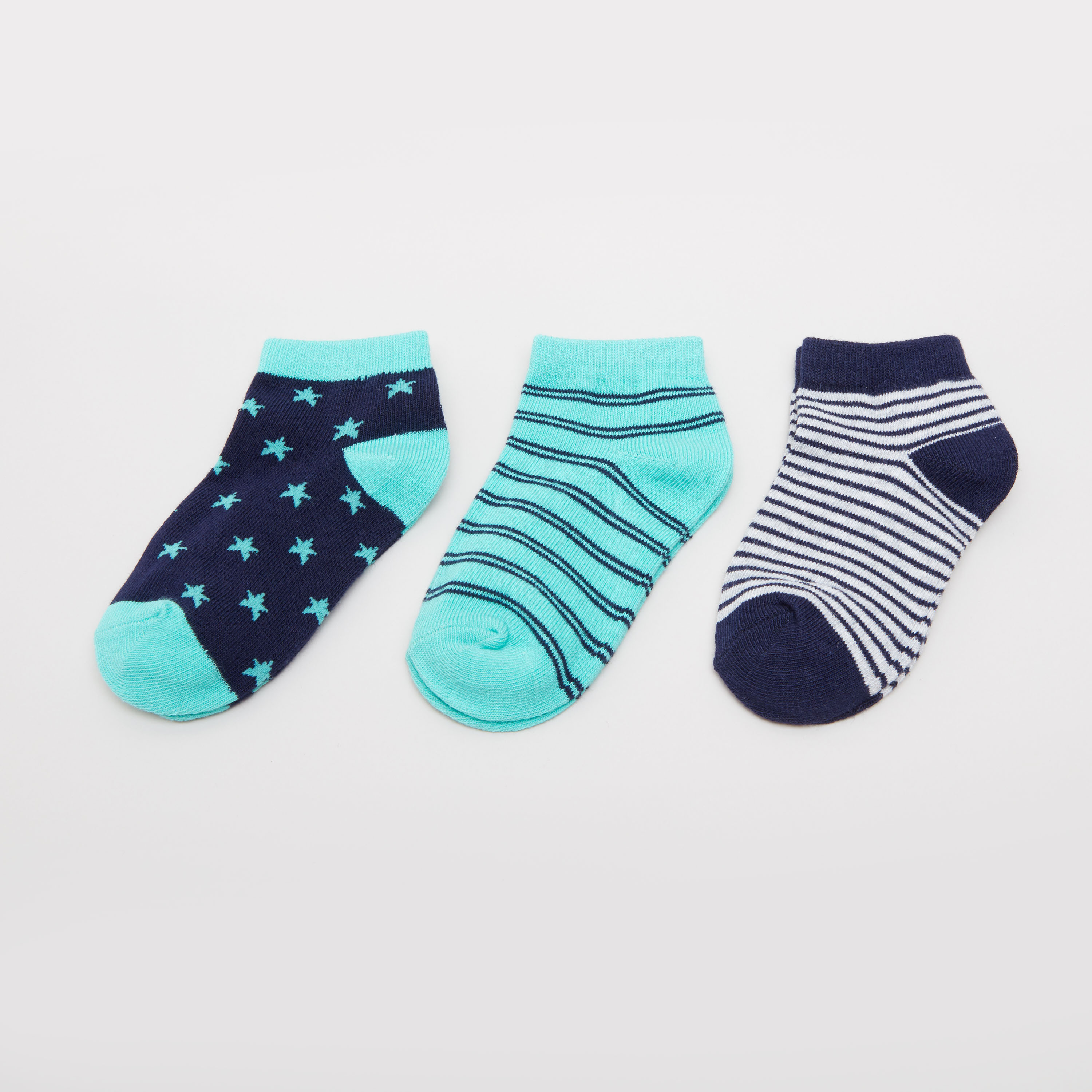 جوارب بطول الكاحل بحواف مطّاطية وطبعات من جونيورز- طقم من 3 أزواج-boys-accessories-socks-image-1