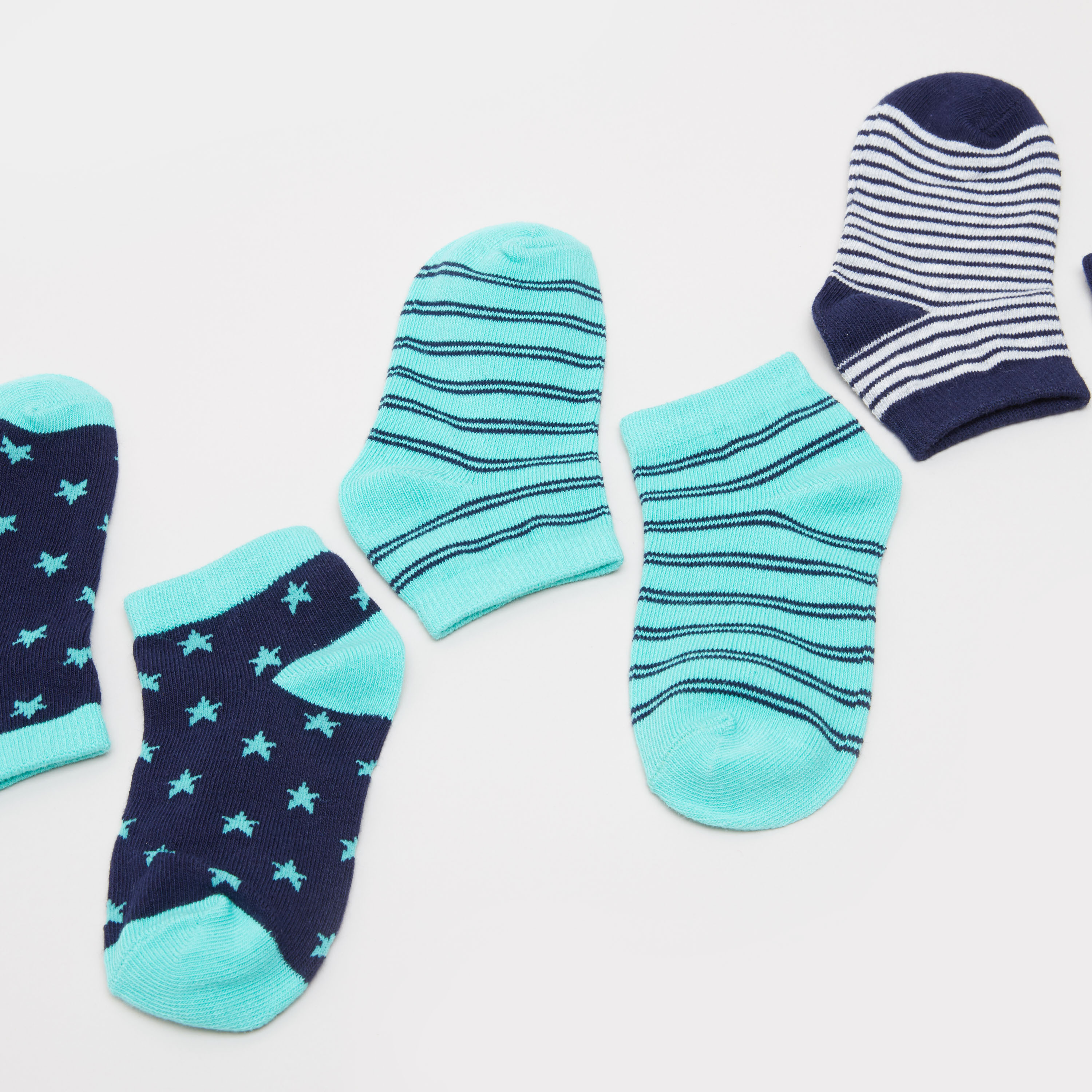 جوارب بطول الكاحل بحواف مطّاطية وطبعات من جونيورز- طقم من 3 أزواج-boys-accessories-socks-image-3