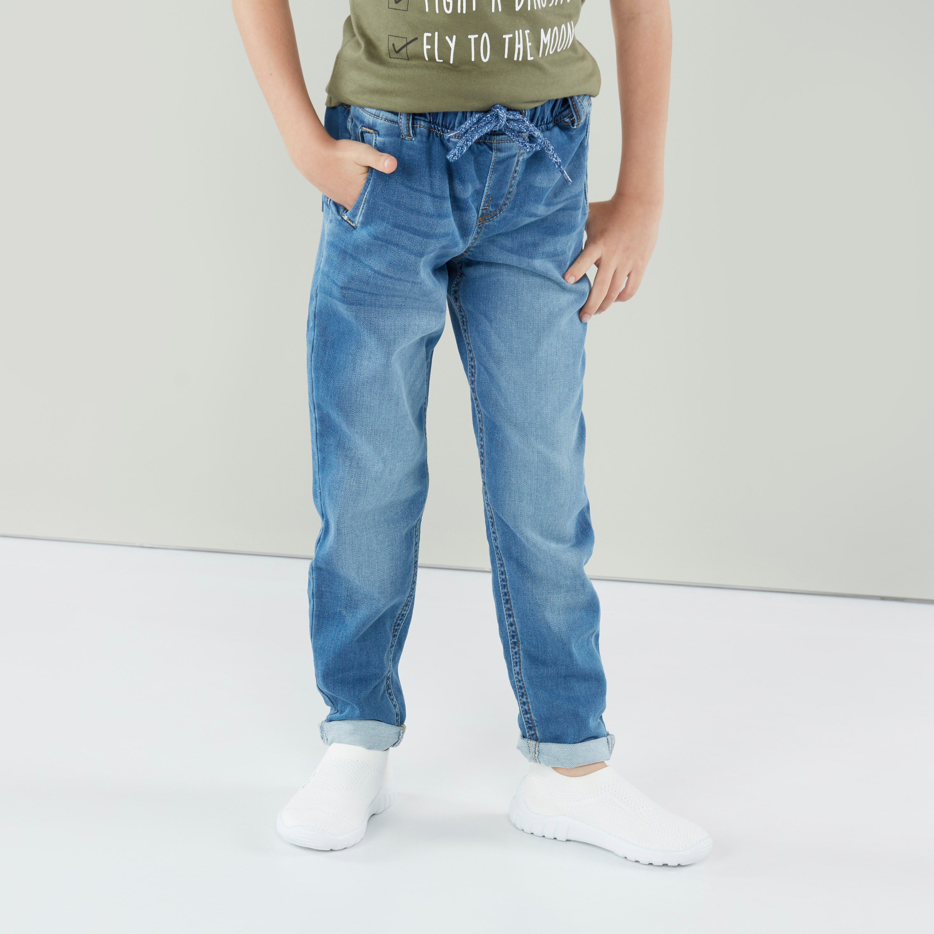 بنطال جينز طويل بطبعات وخصر مطّاطي برباط من جونيورز-boys-clothing-bottoms-jeans-image-3
