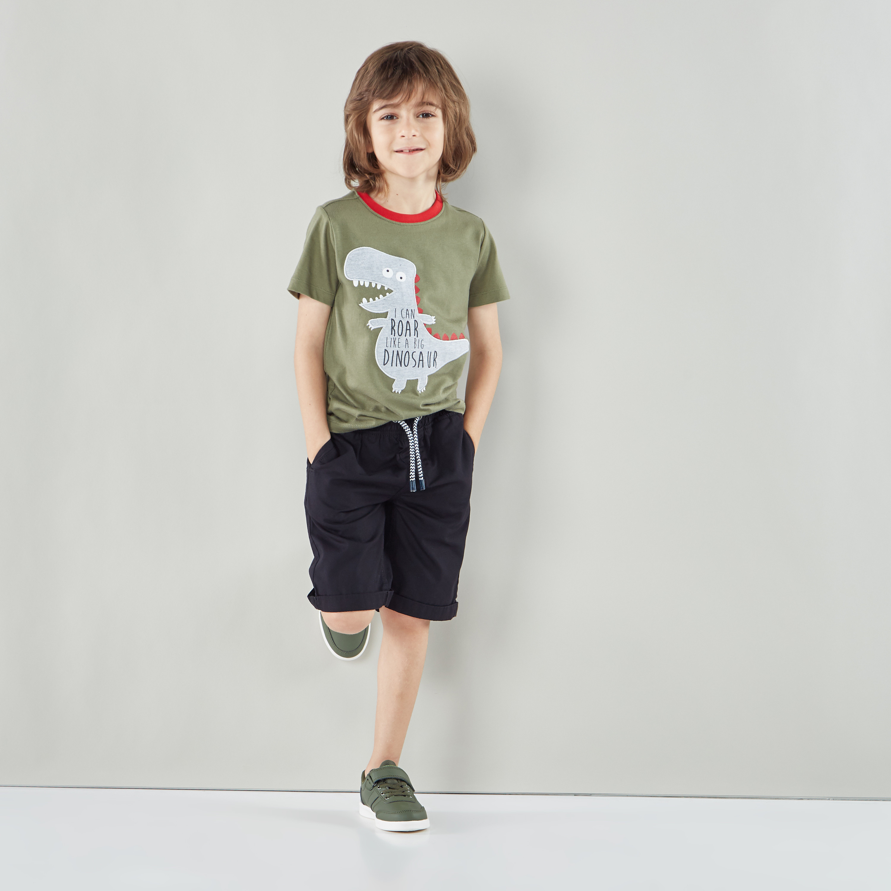 شورت سادة برباط وتفاصيل جيوب من جونيورز-cpkids-clothing-boys-bottoms-shorts-image-1
