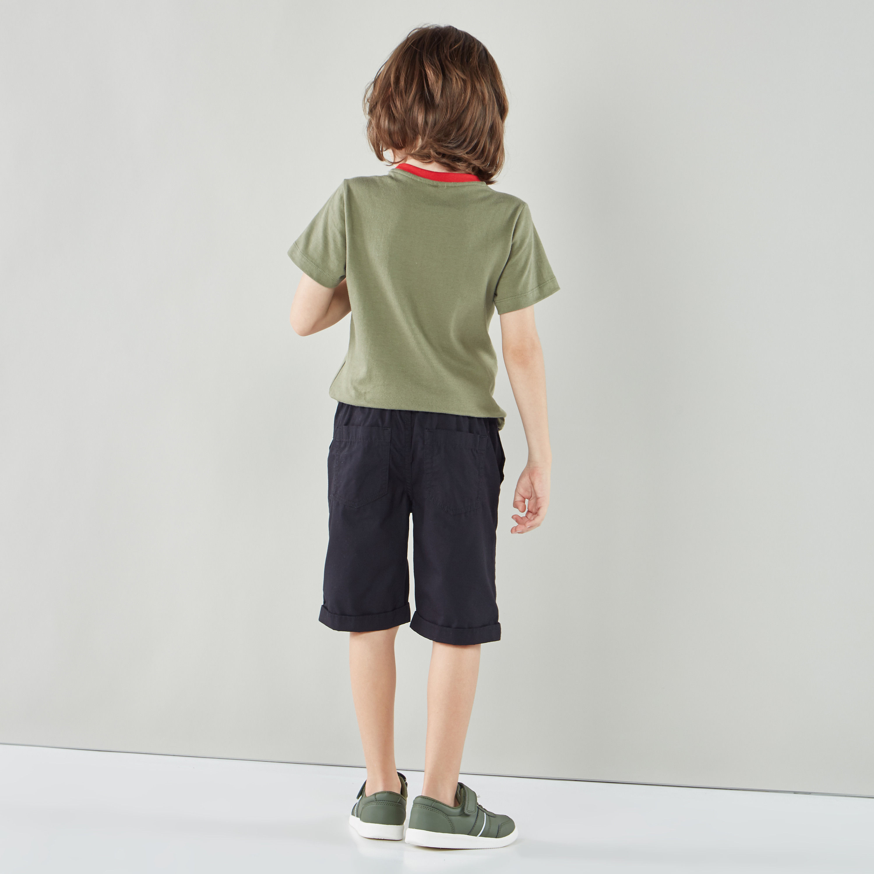 شورت سادة برباط وتفاصيل جيوب من جونيورز-cpkids-clothing-boys-bottoms-shorts-image-2