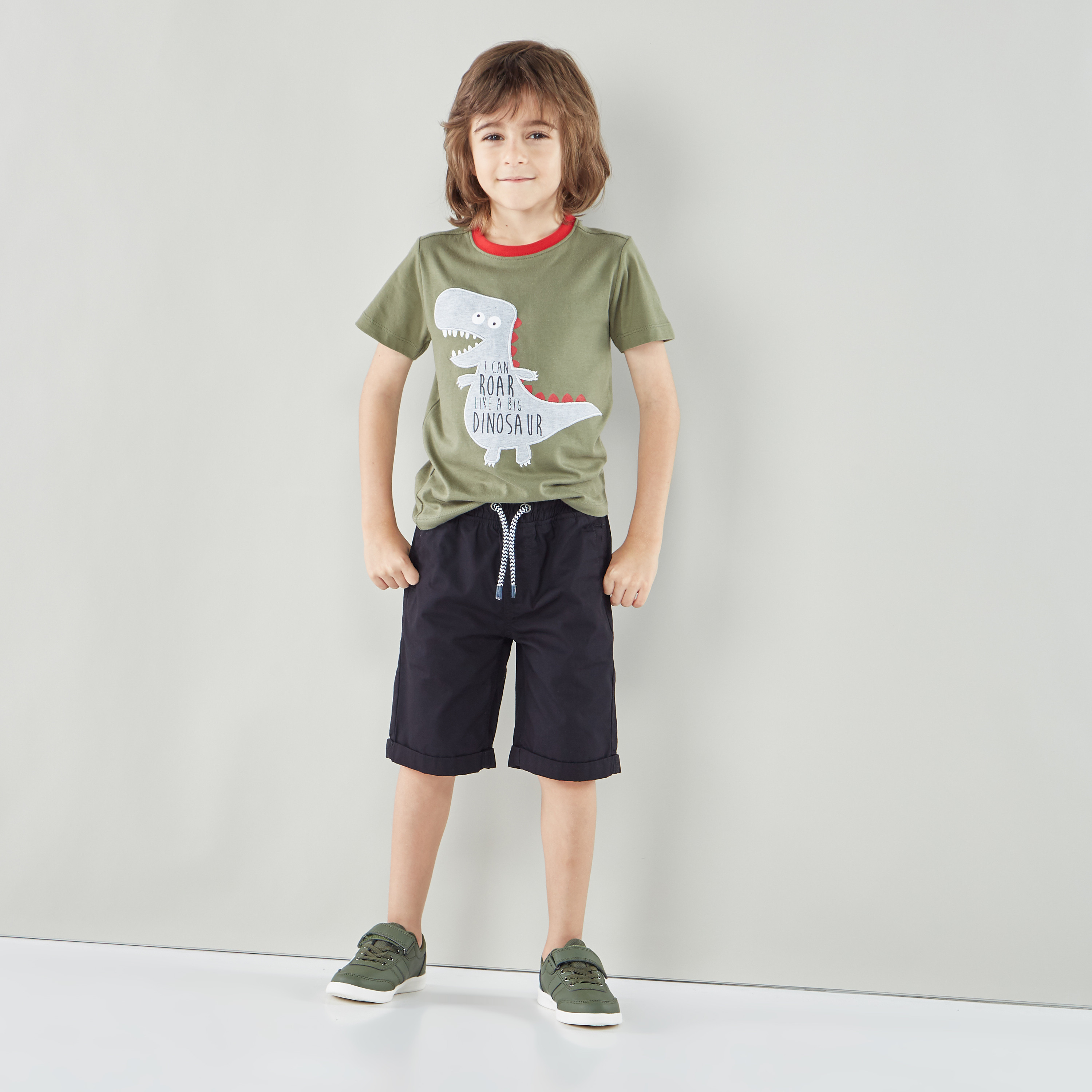 شورت سادة برباط وتفاصيل جيوب من جونيورز-cpkids-clothing-boys-bottoms-shorts-image-3