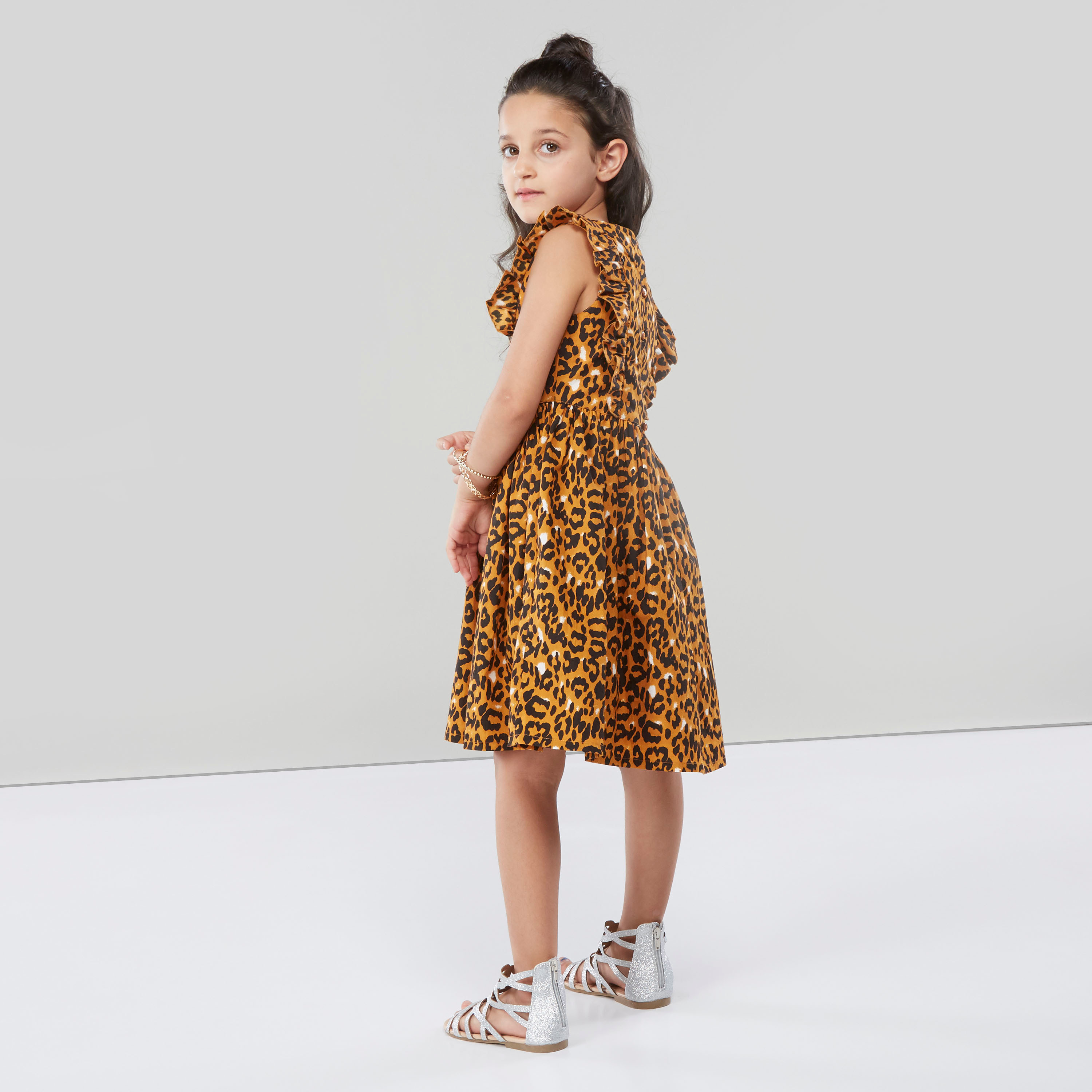 فستان بدون أكمام وبتفاصيل كشكشة وطبعات حيوانات من جونيورز-girls-clothing-dressesandjumpsuits-image-2