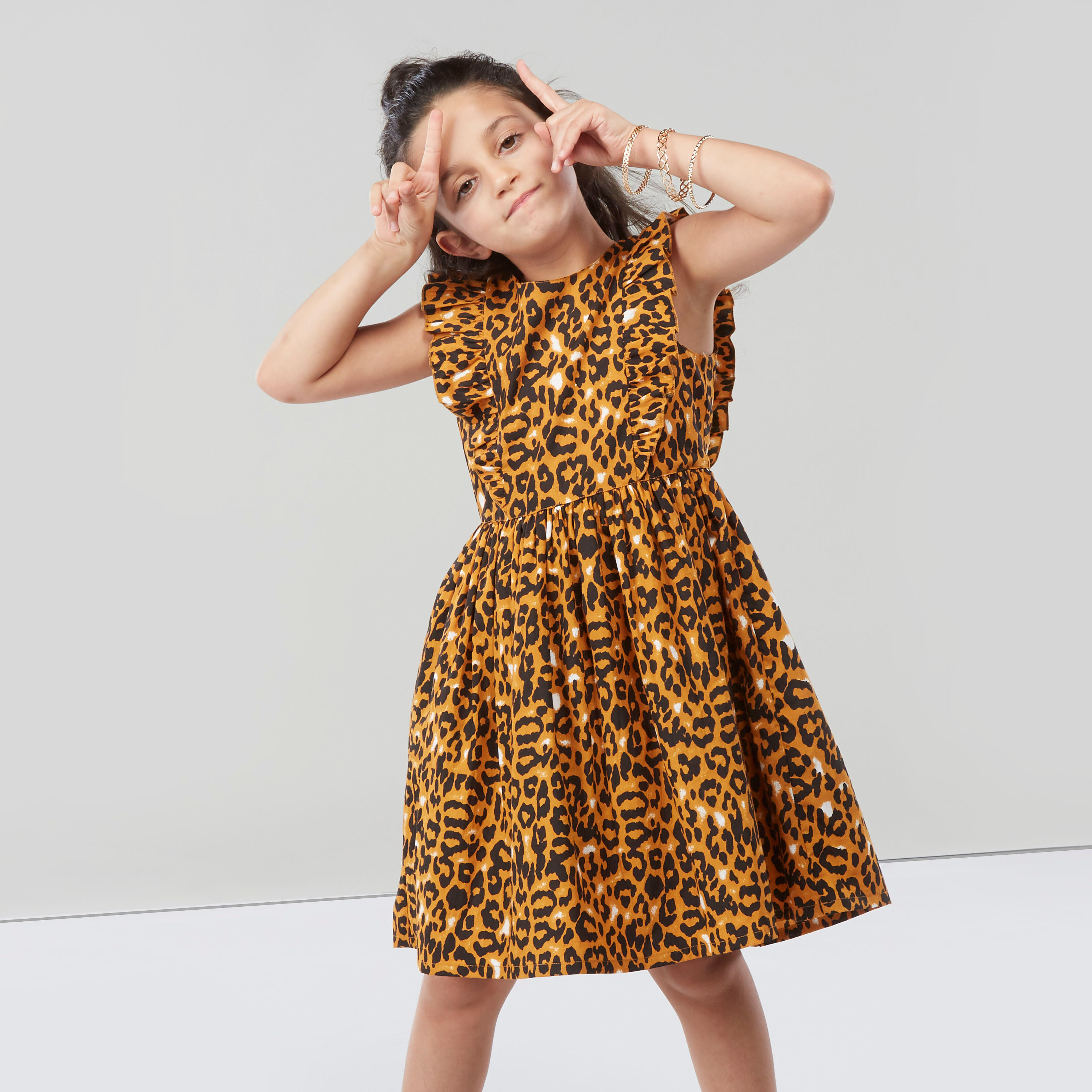 فستان بدون أكمام وبتفاصيل كشكشة وطبعات حيوانات من جونيورز-girls-clothing-dressesandjumpsuits-image-3