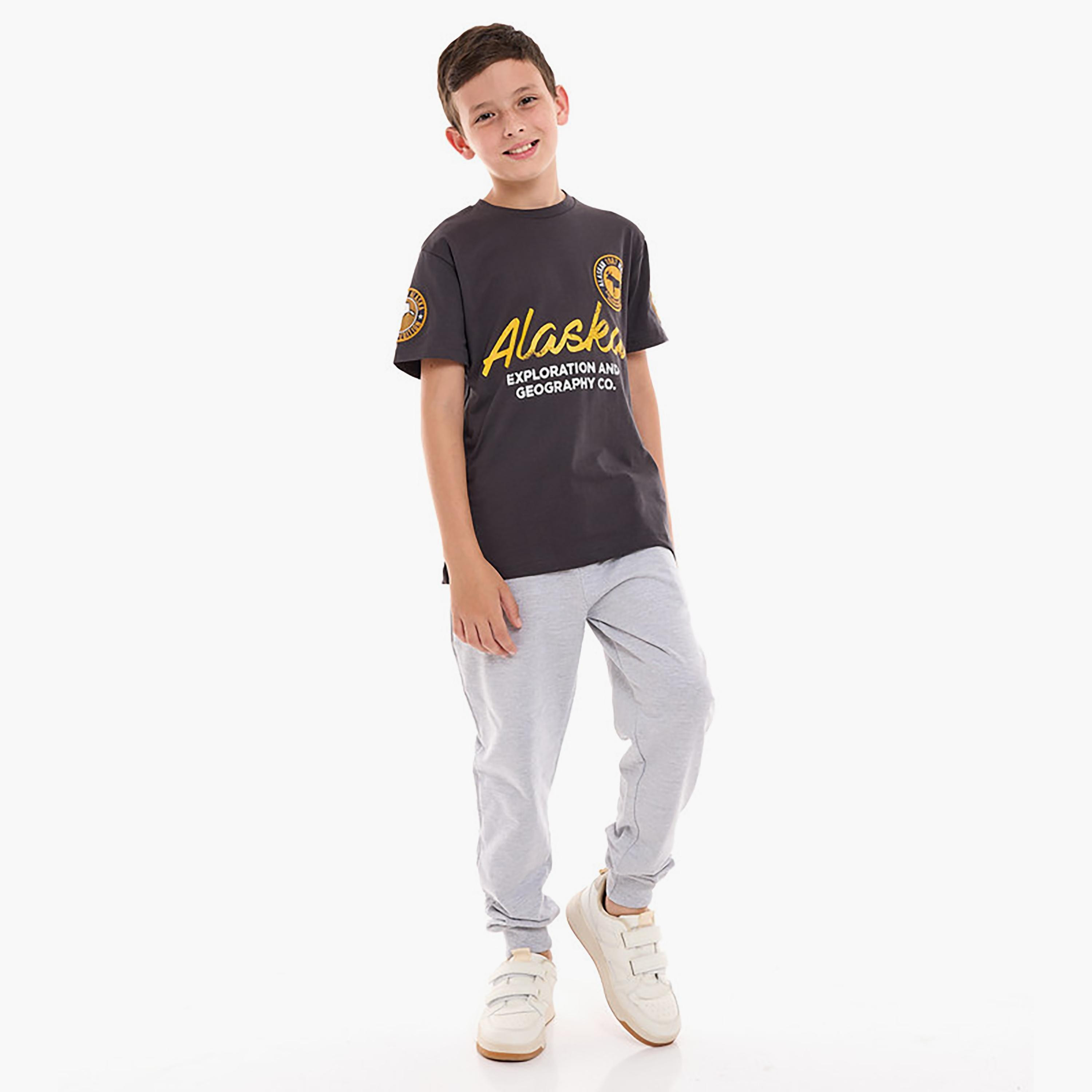 تيشيرت بأكمام قصيرة وطبعات مع بنطال ركض من فيكتور اند جين-boys-clothing-setsandcoords-image-1
