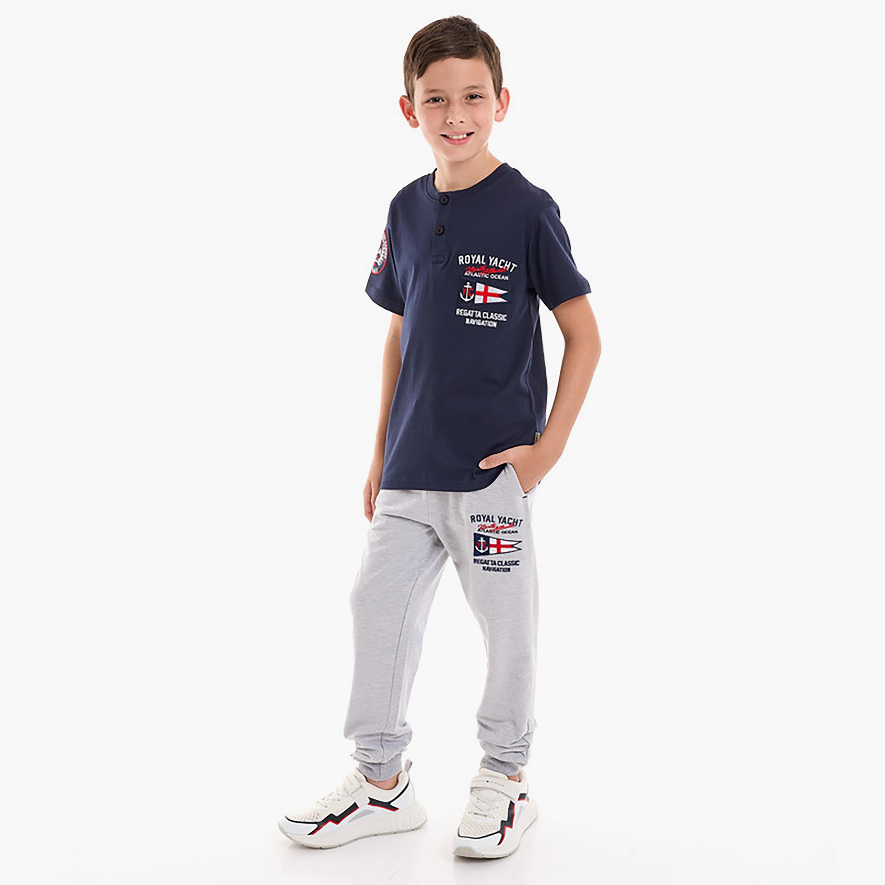 تيشيرت بأكمام قصيرة مطرزة مع بنطال ركض من فيكتور اند جين-boys-clothing-setsandcoords-image-1
