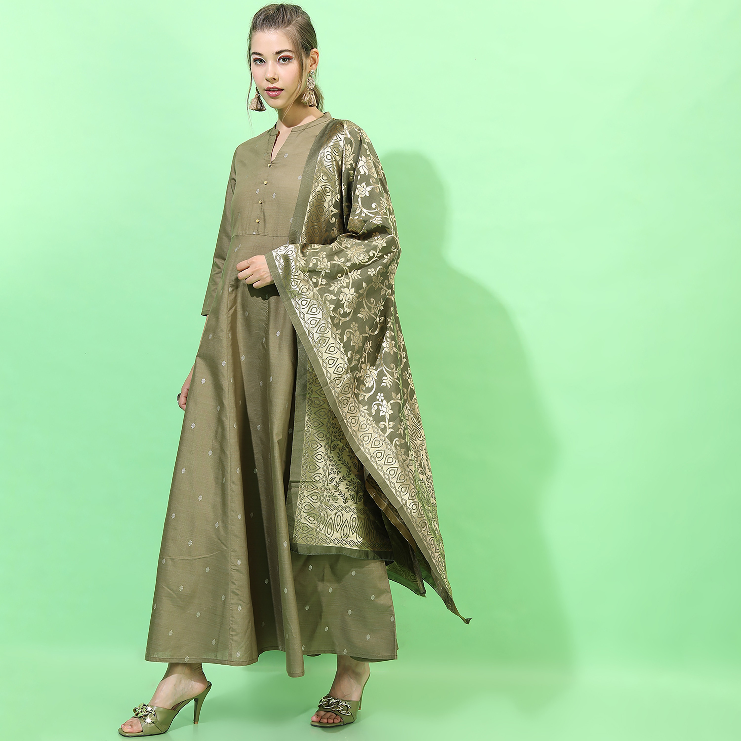 فستان ماكسي ذو اي لائن مع دوباتا بياقة ماندرين مع طبعات من فيشوده-women-clothing-ethnicwear-dresses-image-2