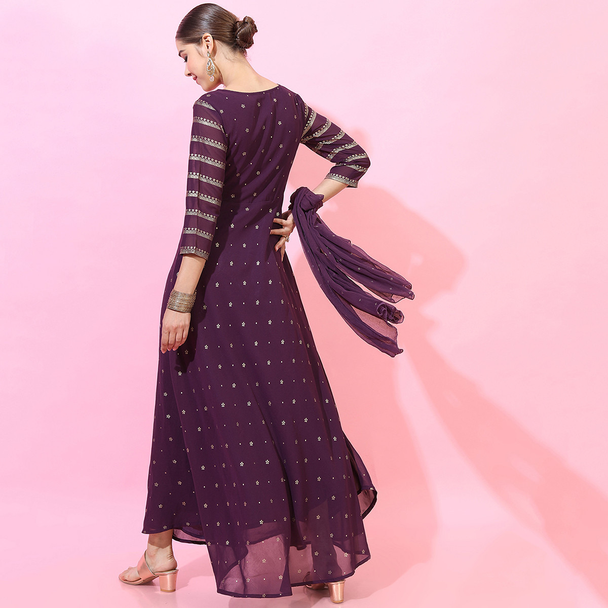 فستان ماكسي مع دوباتا من فيشوده نسائي مطبوع أرجواني برقبة مدببة-women-clothing-ethnicwear-dresses-image-3