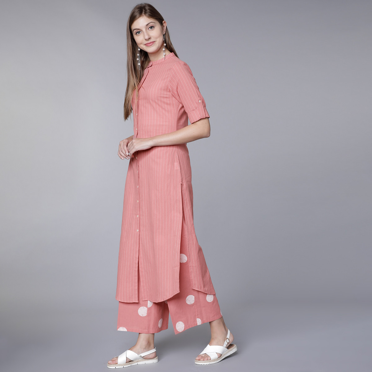 مجموعة من قطعتين كورتا للنساء مخططة برقبة ماندارين بلون وردي مع بالازو من فيشوده-women-clothing-ethnicwear-salwarsuits-image-2