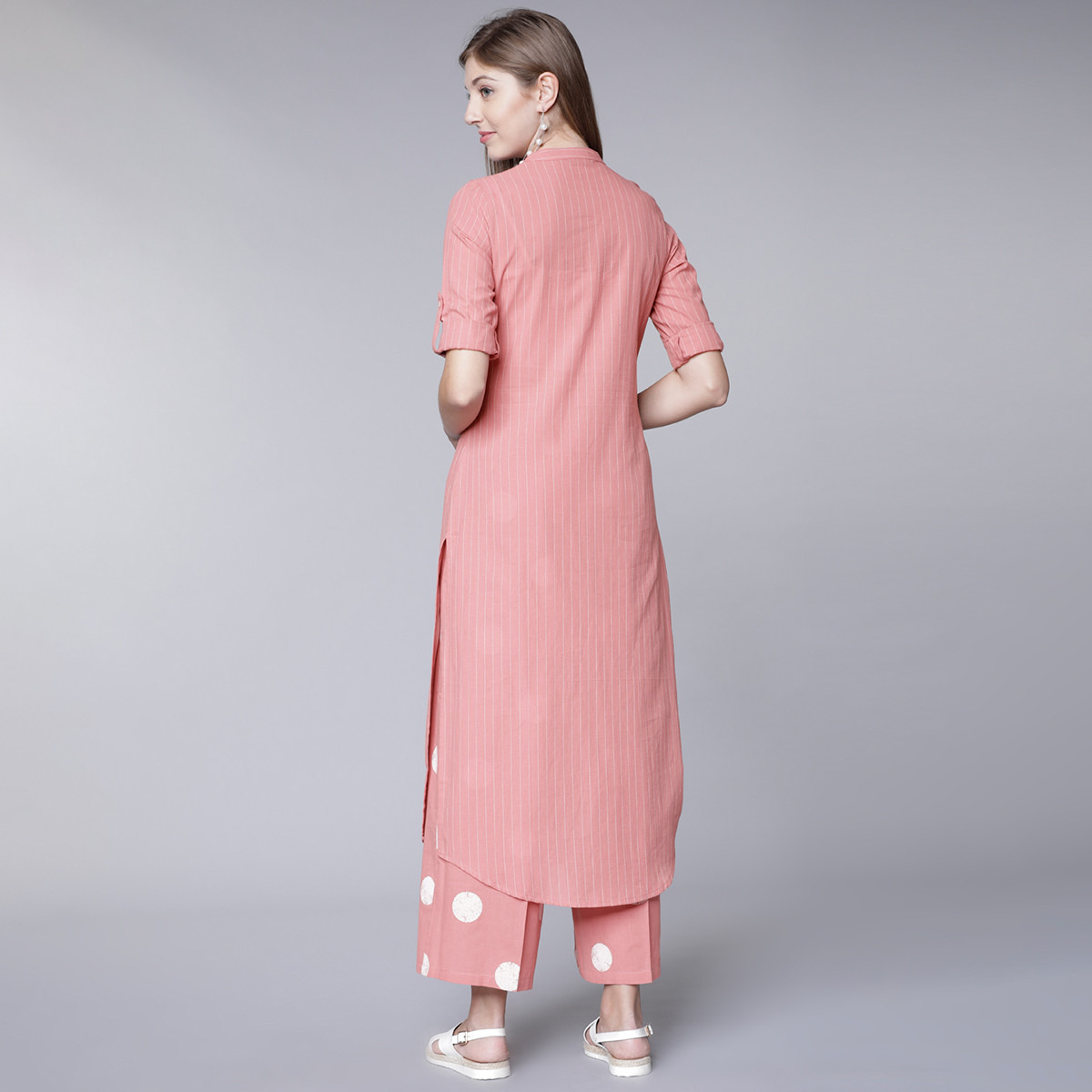 مجموعة من قطعتين كورتا للنساء مخططة برقبة ماندارين بلون وردي مع بالازو من فيشوده-women-clothing-ethnicwear-salwarsuits-image-3